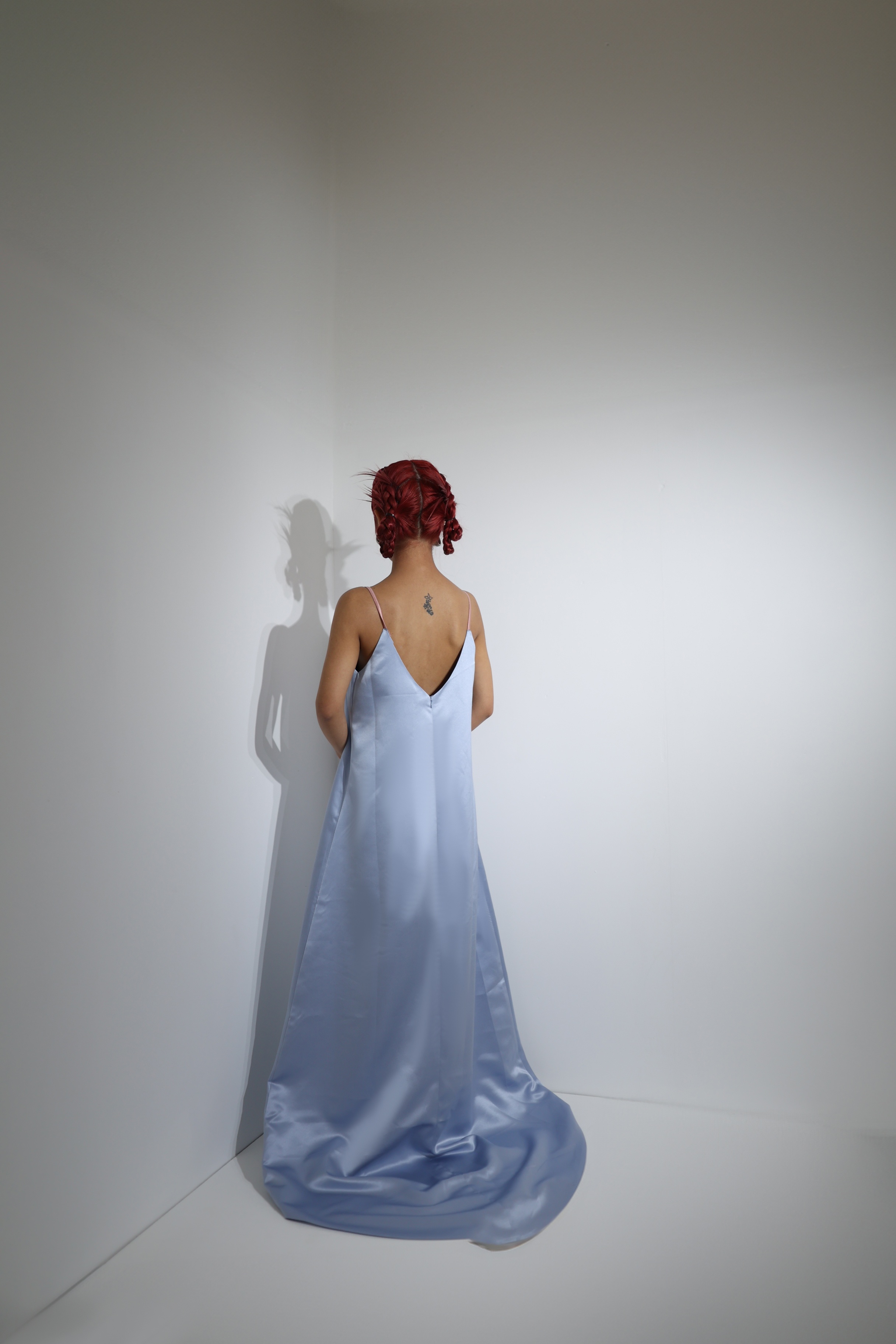 ブルー キャミソール カラードレス Vネック 優雅なシルエット 2次会/合コン