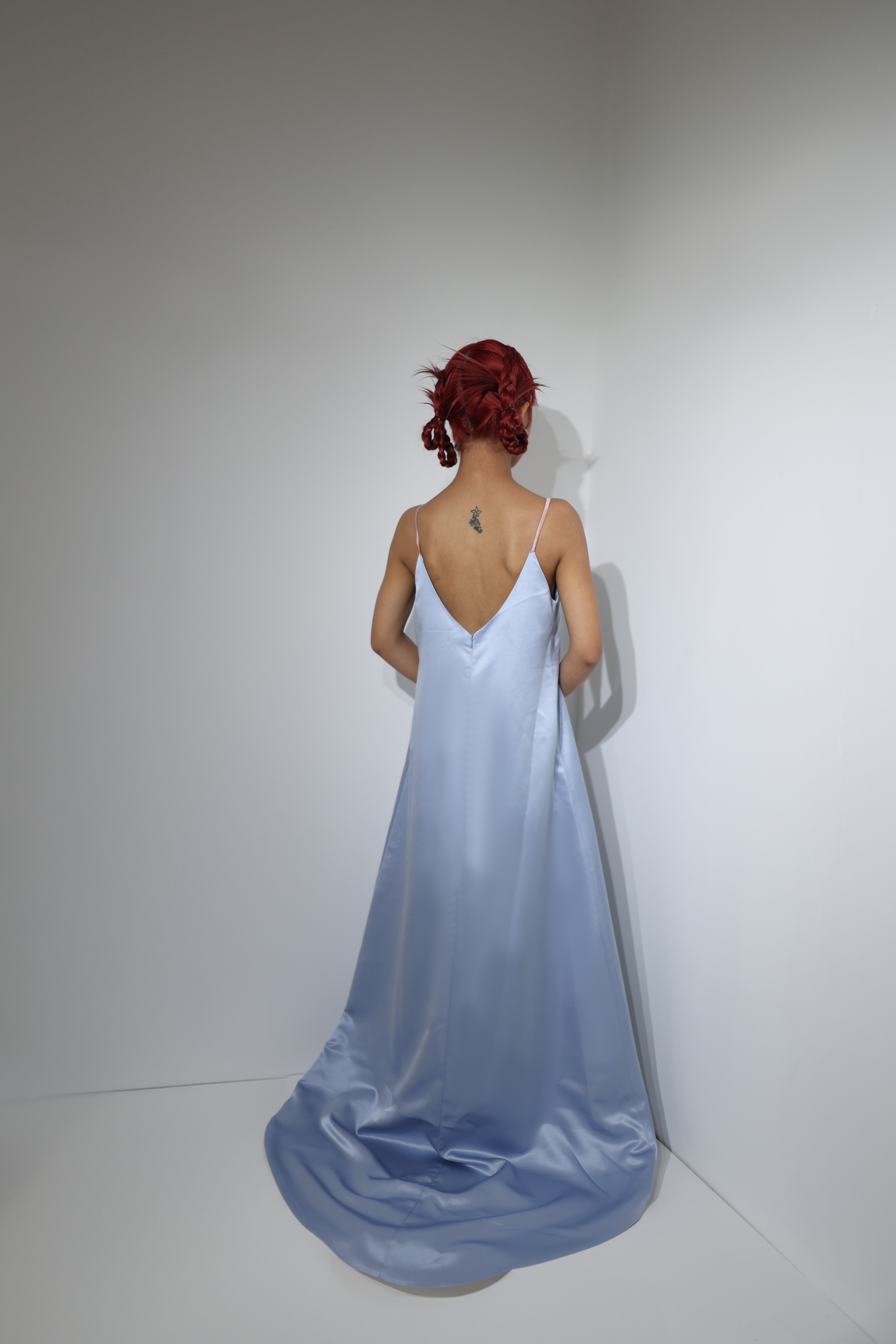 ブルー キャミソール カラードレス Vネック 優雅なシルエット 2次会/合コン