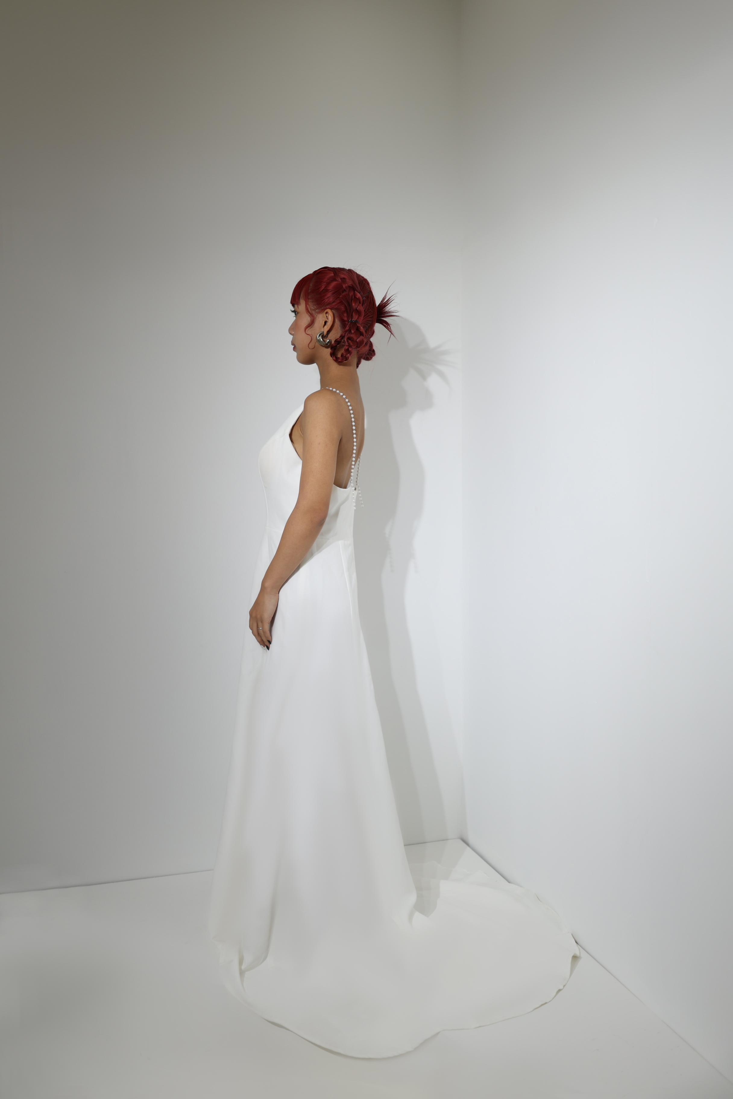 人気上昇！ウェディングドレス シンプルスレンダー パール紐 キャミソール 可愛い 前撮り