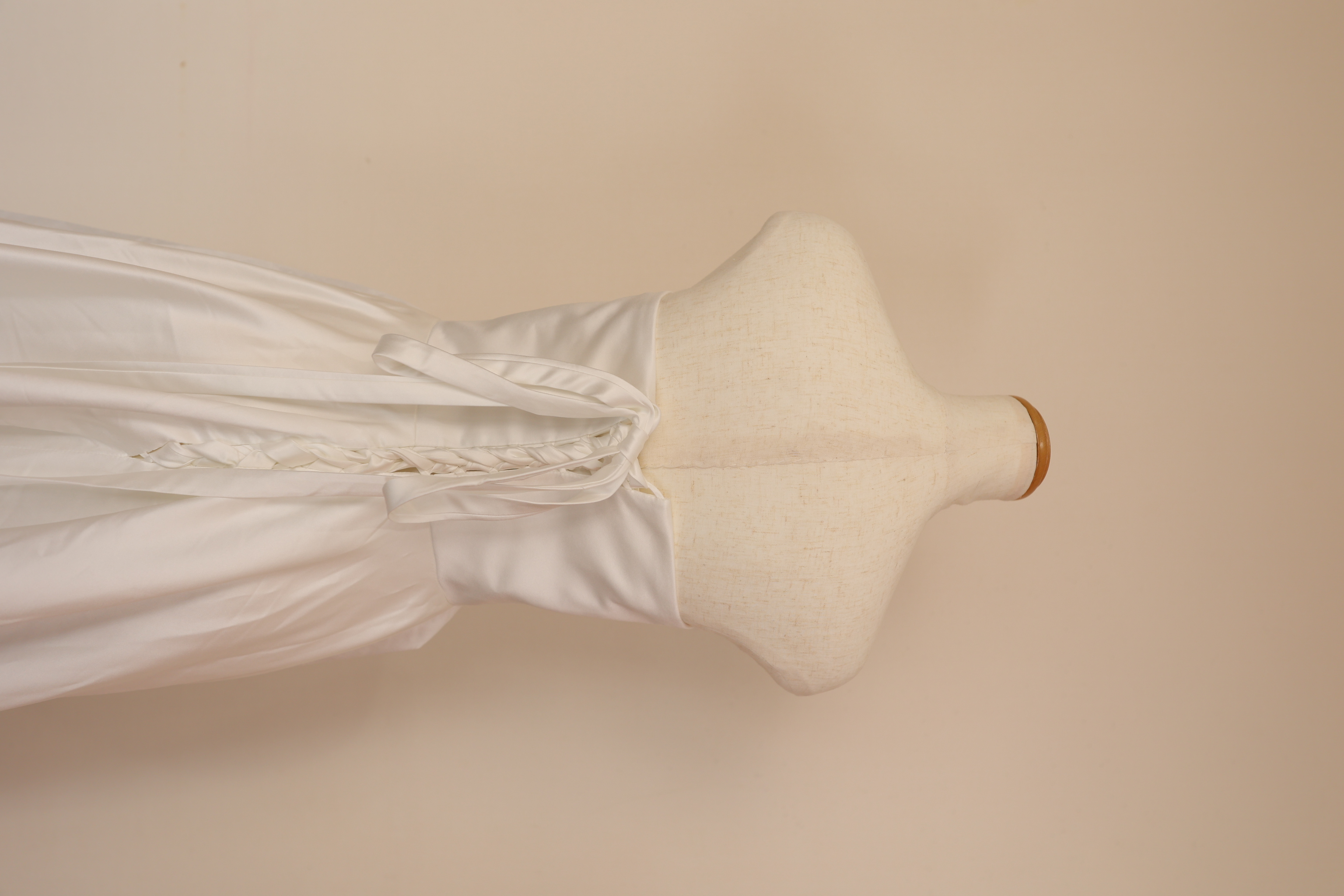 パーティードレス オフホワイト 光沢サテン ベアトップ 編み上げ 演奏会 拳式