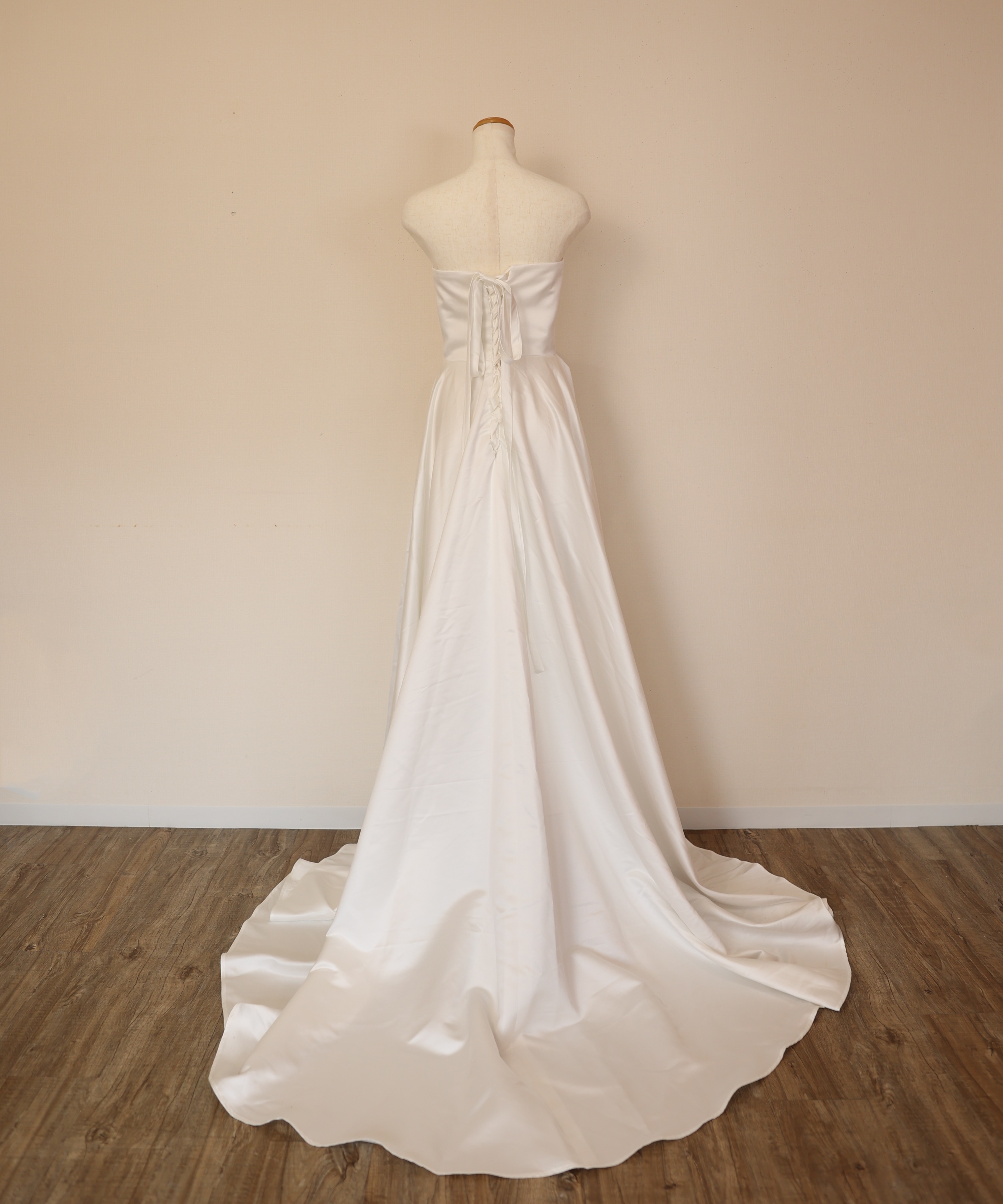 パーティードレス オフホワイト 光沢サテン ベアトップ 編み上げ 演奏会 拳式