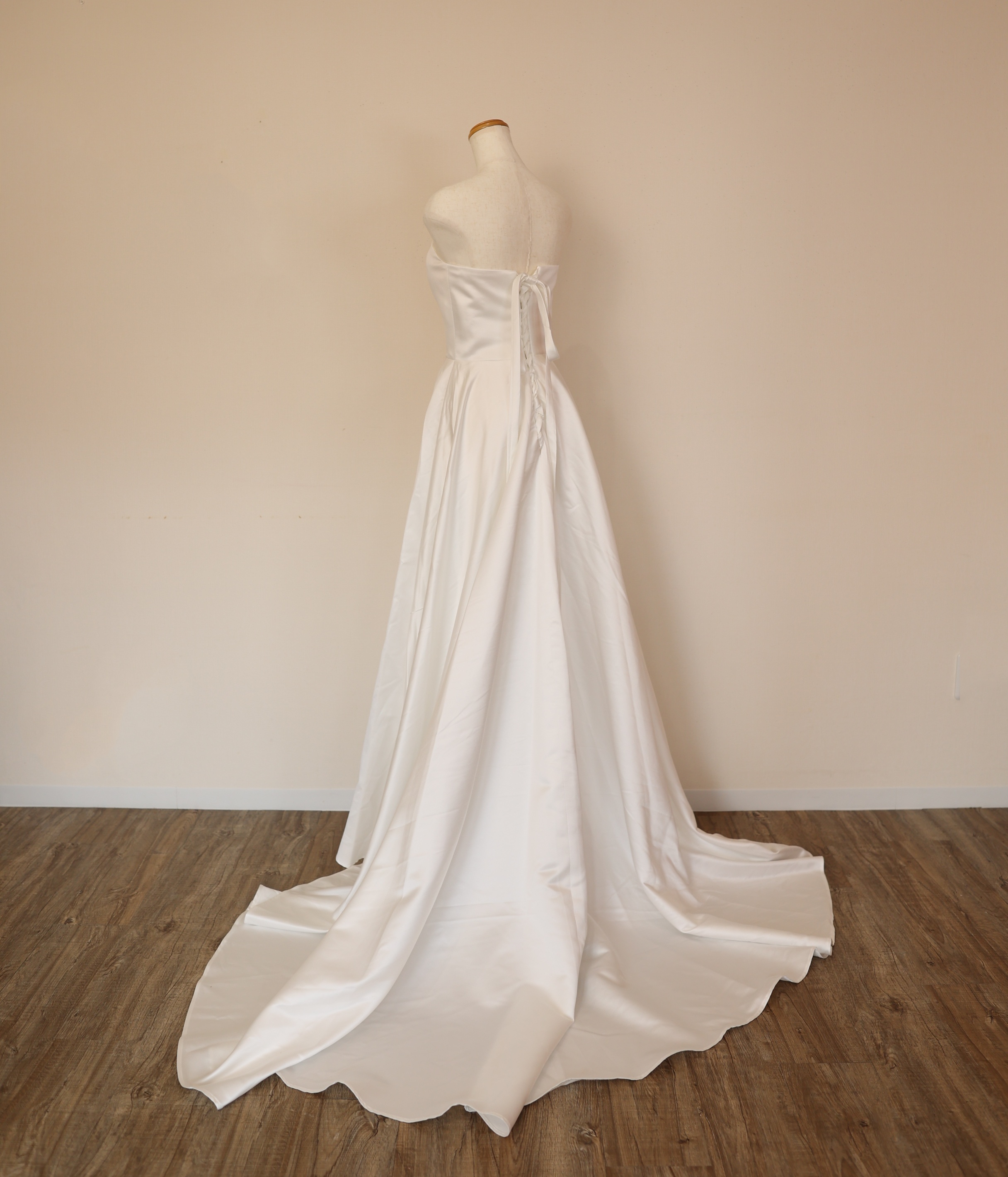 パーティードレス オフホワイト 光沢サテン ベアトップ 編み上げ 演奏会 拳式