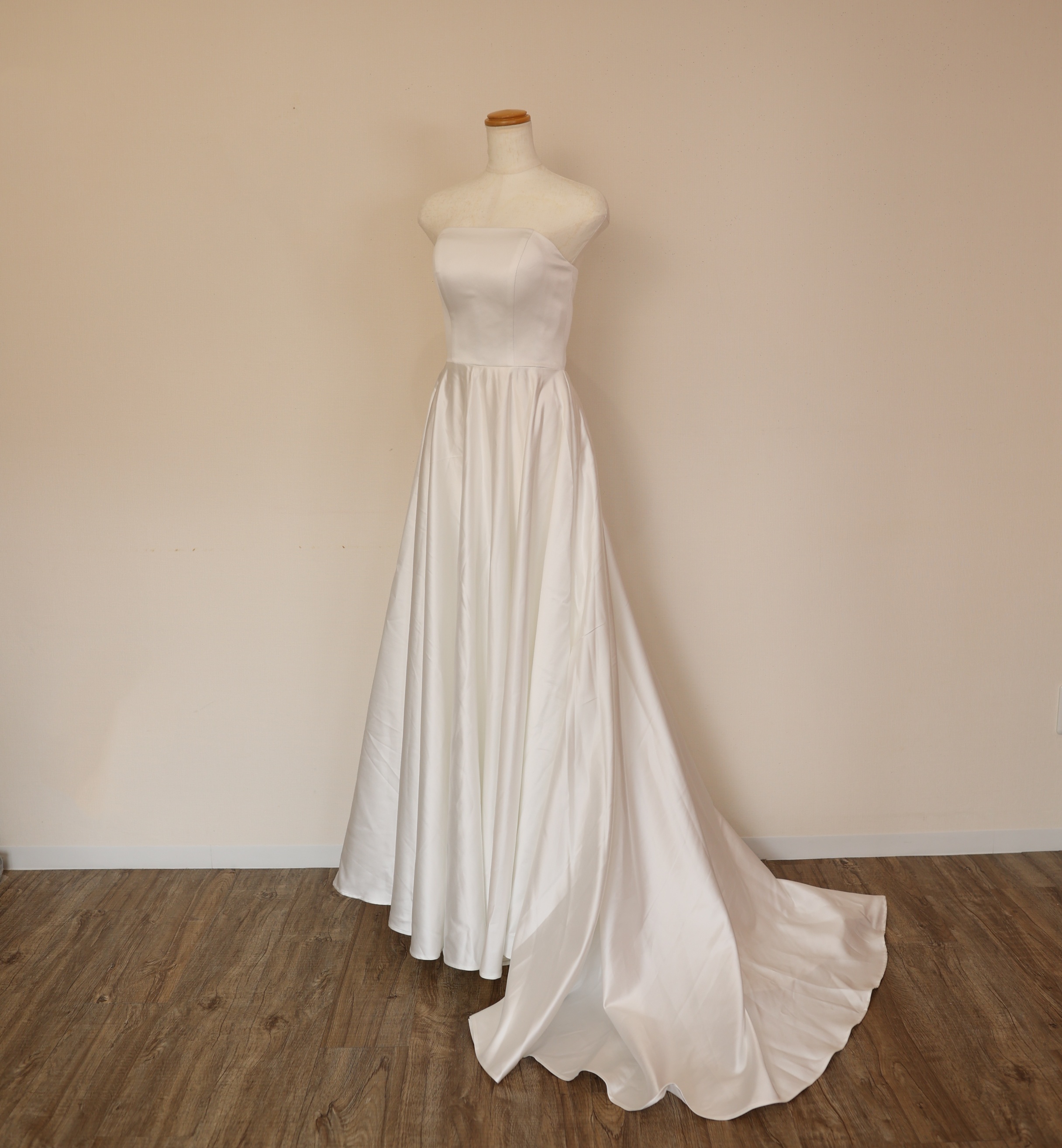 パーティードレス オフホワイト 光沢サテン ベアトップ 編み上げ 演奏会 拳式