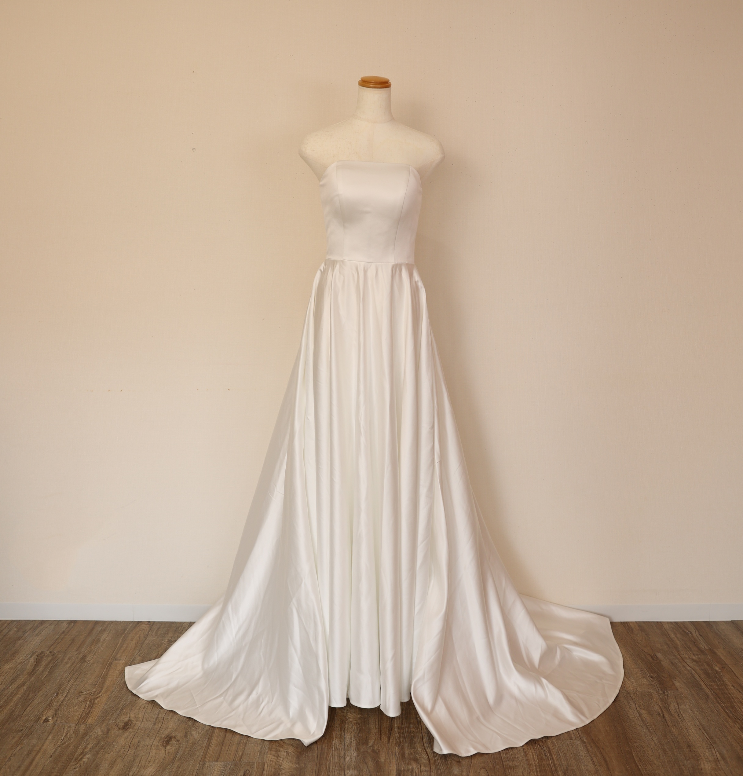 パーティードレス オフホワイト 光沢サテン ベアトップ 編み上げ 演奏会 拳式