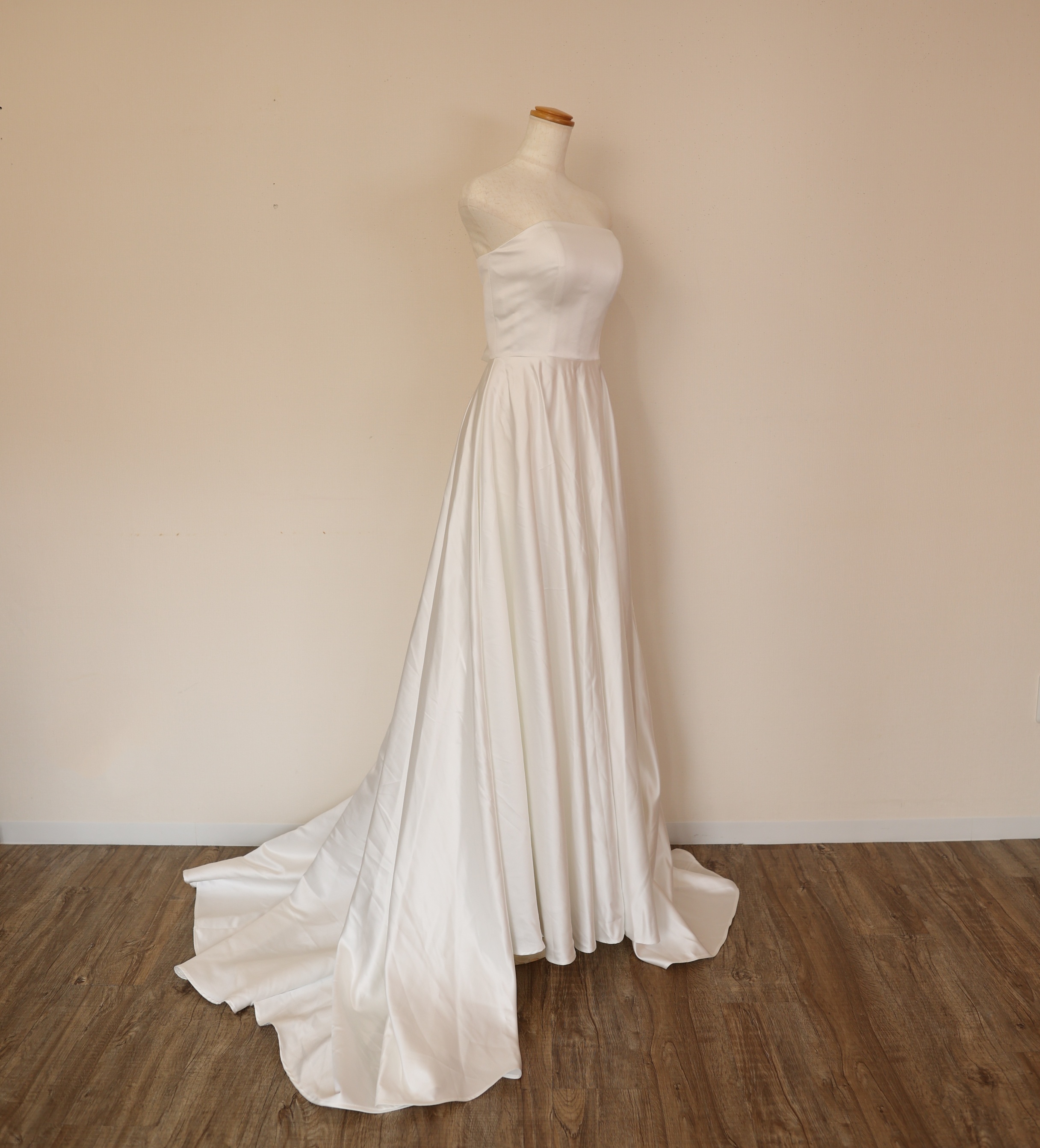 パーティードレス オフホワイト 光沢サテン ベアトップ 編み上げ 演奏会 拳式