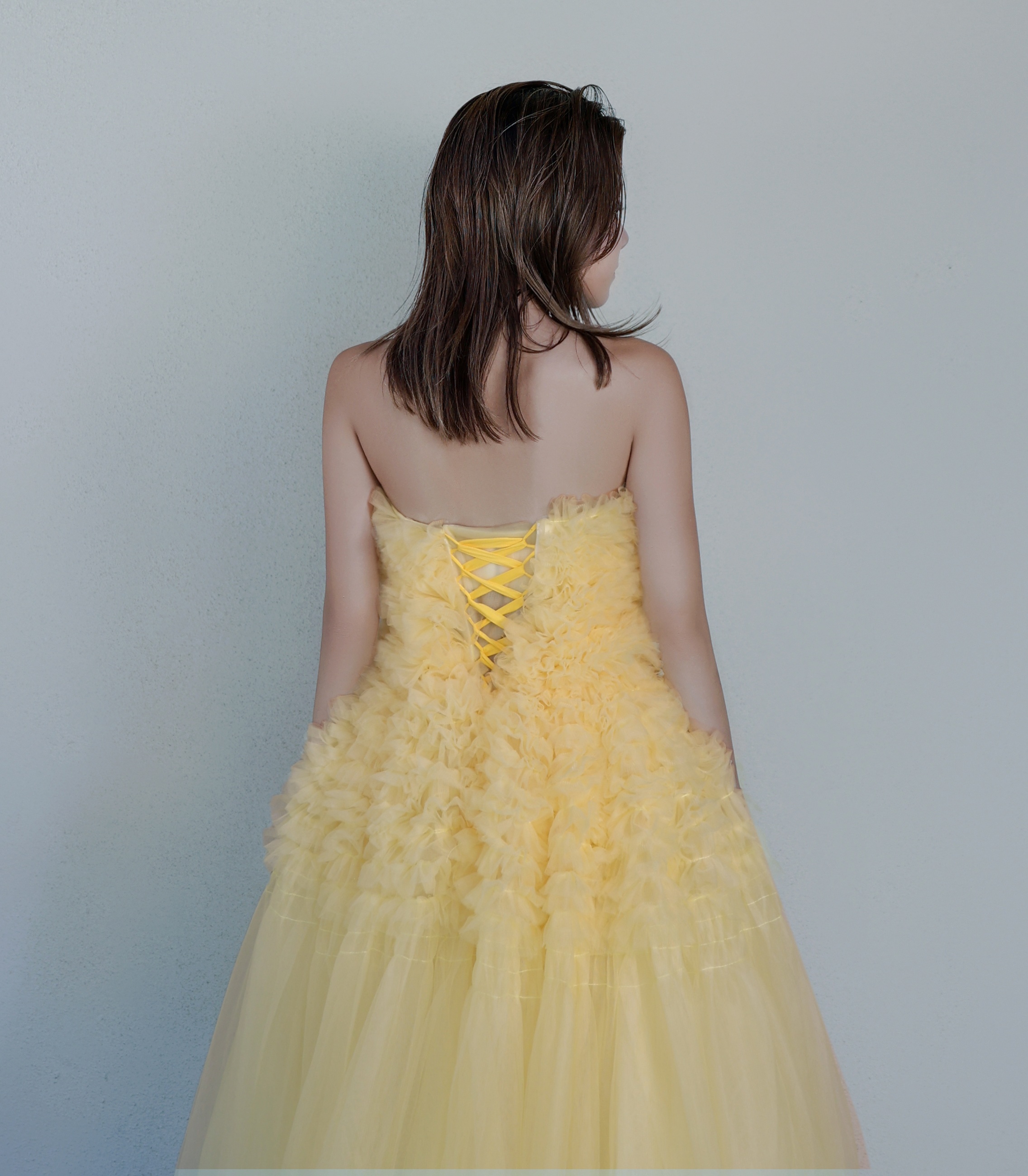 人気上昇！カラードレス イエロー ベアトップ デザイン感 もこもこドレス 編み上げ ロング 結婚式 披露宴
