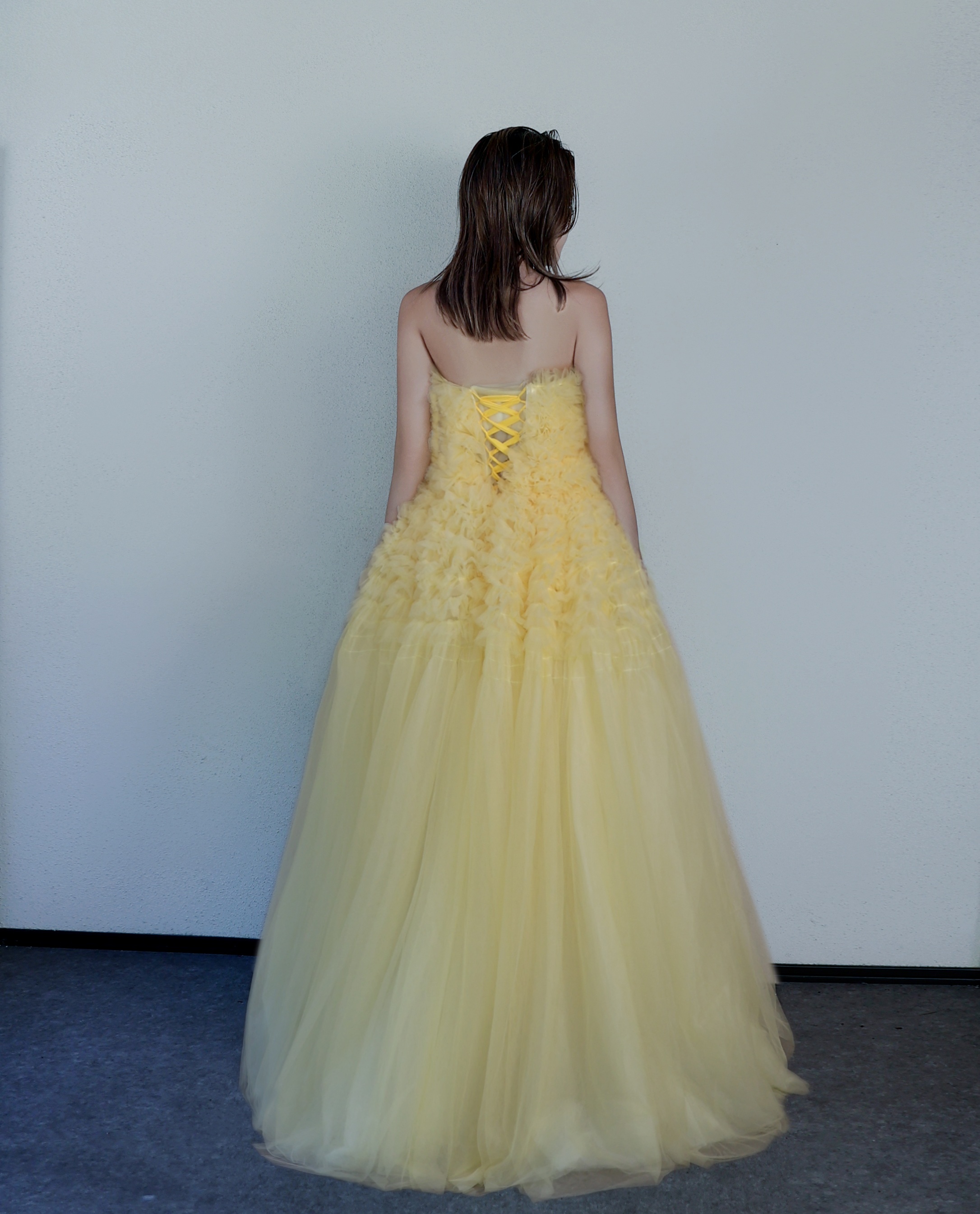 人気上昇！カラードレス イエロー ベアトップ デザイン感 もこもこドレス 編み上げ ロング 結婚式 披露宴