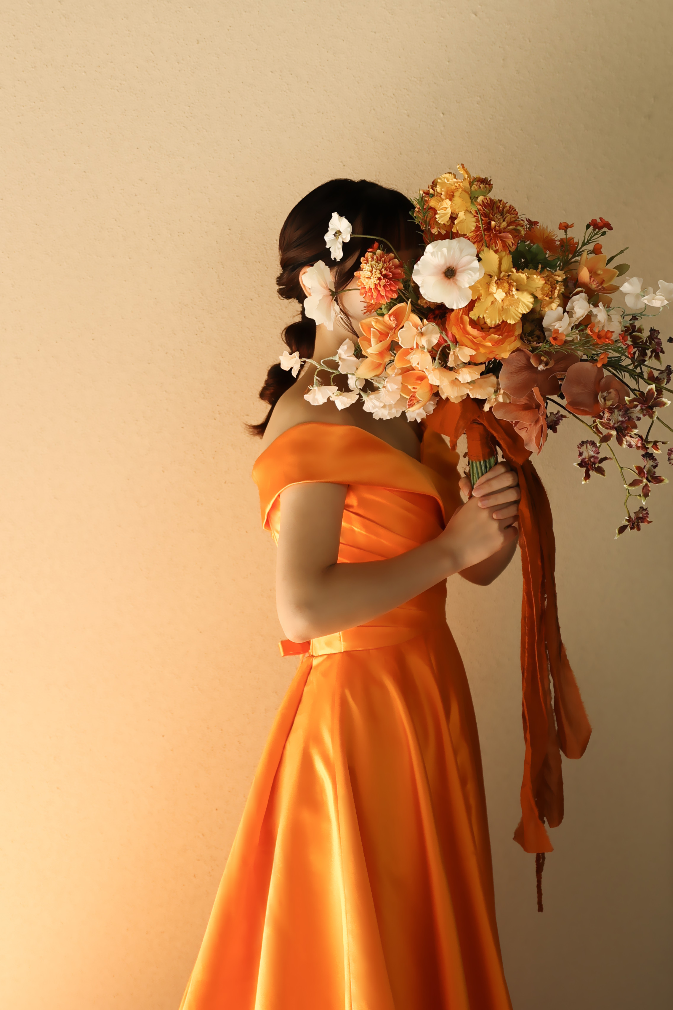 人気上昇！華やかなオレンジカラードレス　 オフショルダー 高級サテン　 トレーン 二次会