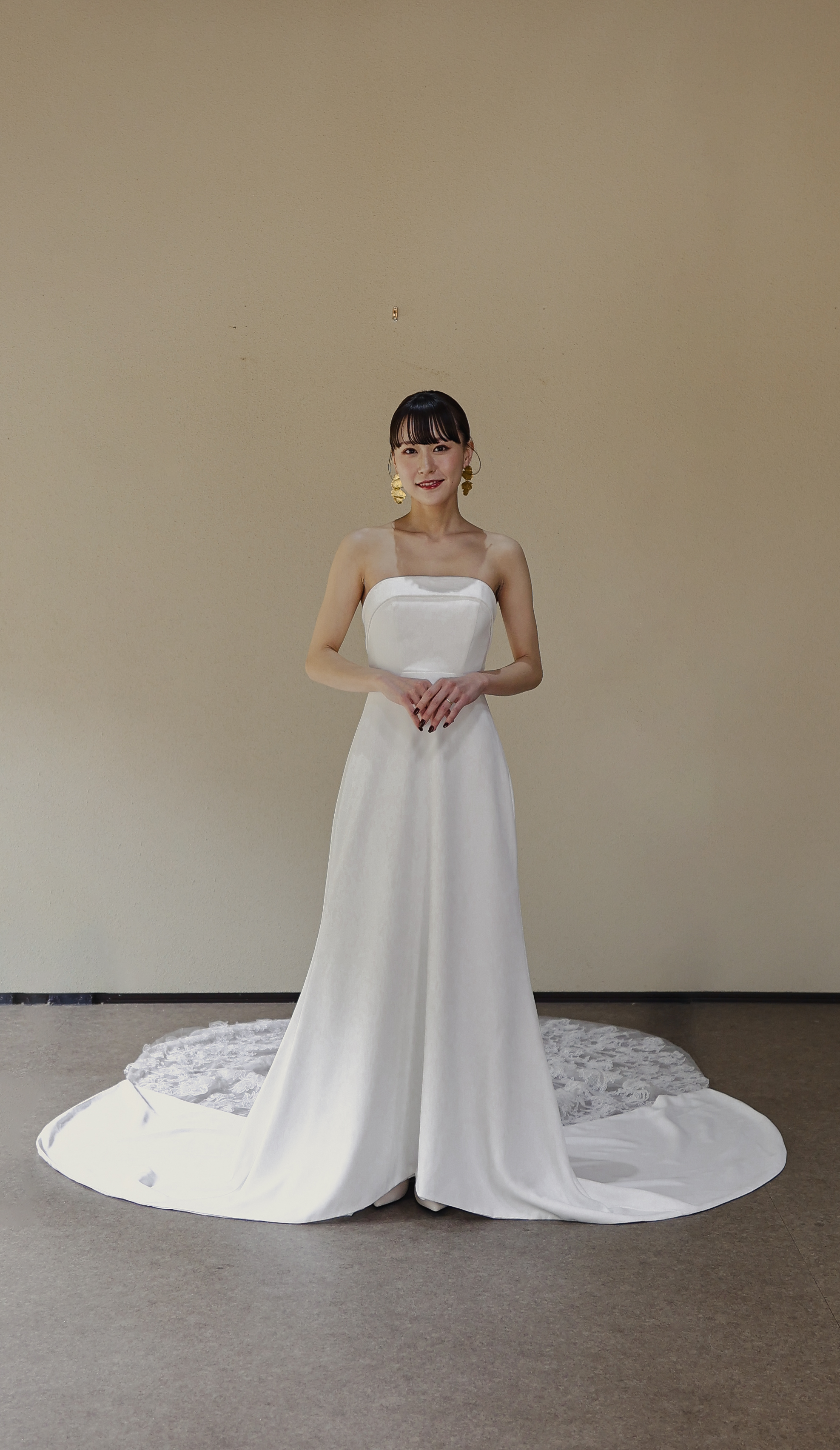 実例写真！ウェディングドレス ベアトップ 流れる透け花レース 結婚式 細見えシルエット 華やかなトレーン 結婚式