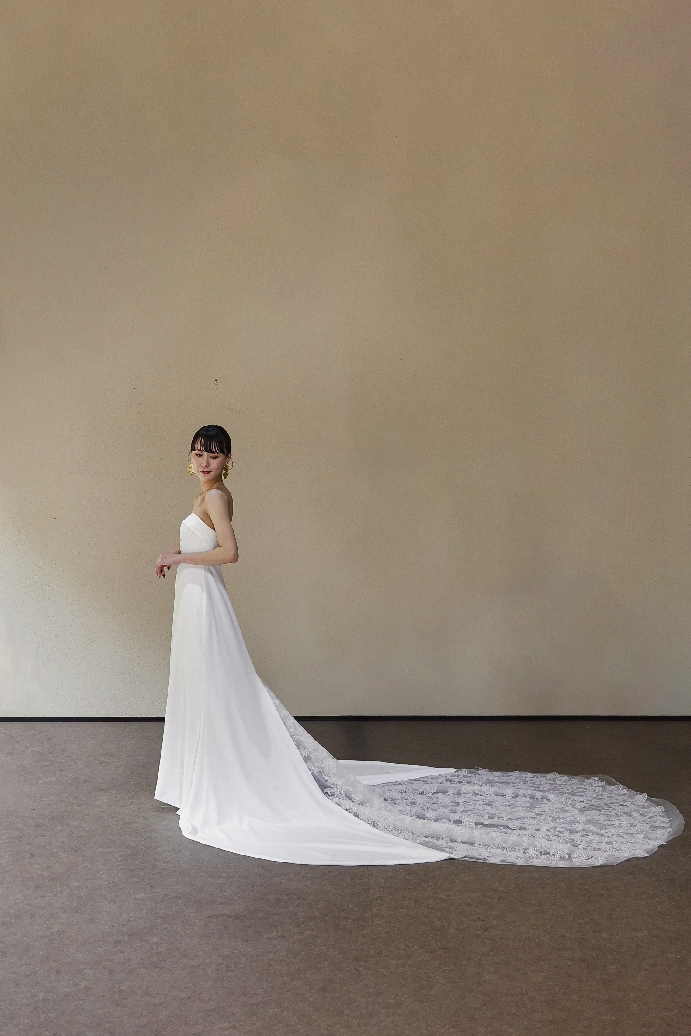 実例写真！ウェディングドレス ベアトップ 流れる透け花レース 結婚式 細見えシルエット 華やかなトレーン 結婚式