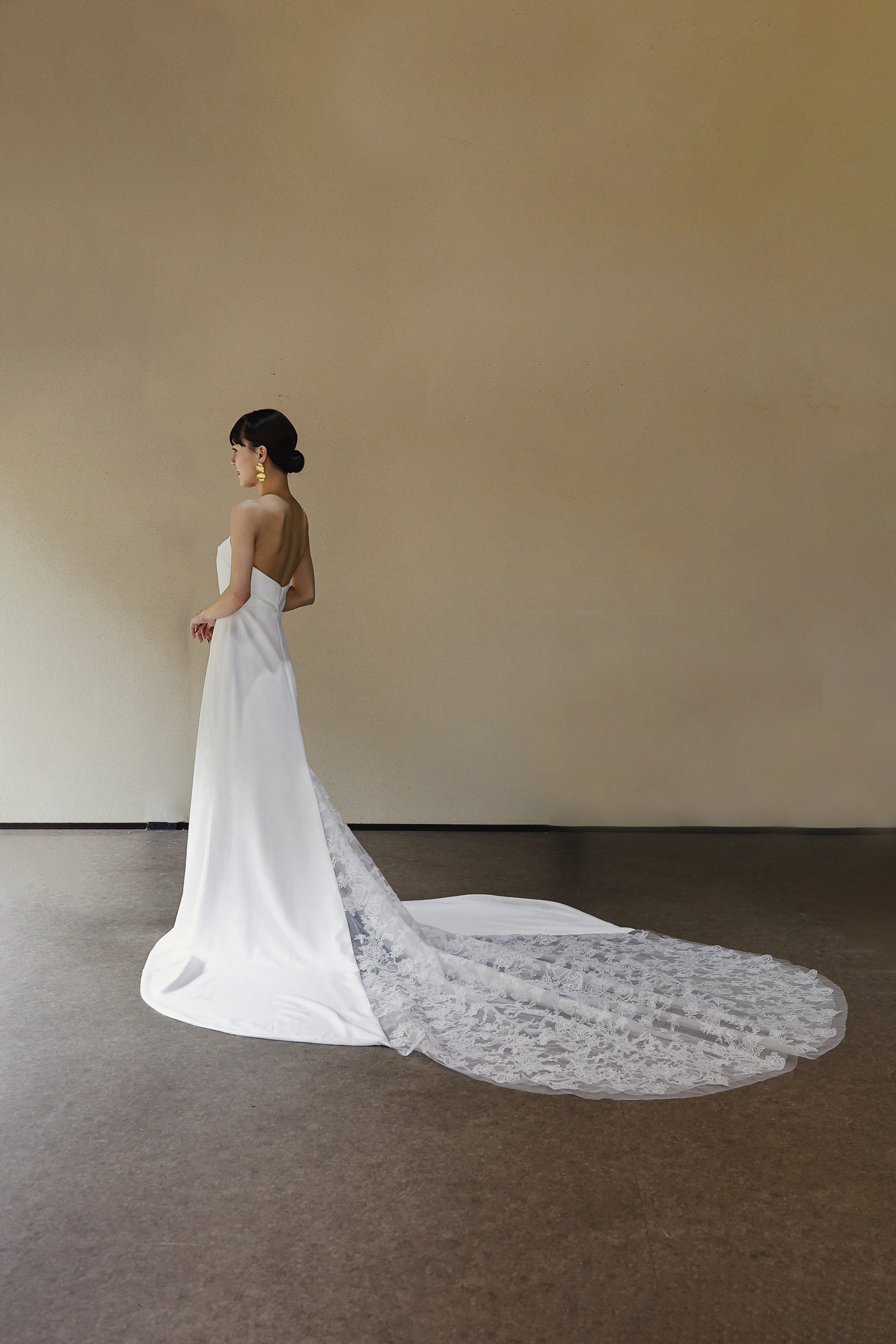 実例写真！ウェディングドレス ベアトップ 流れる透け花レース 結婚式 細見えシルエット 華やかなトレーン 結婚式