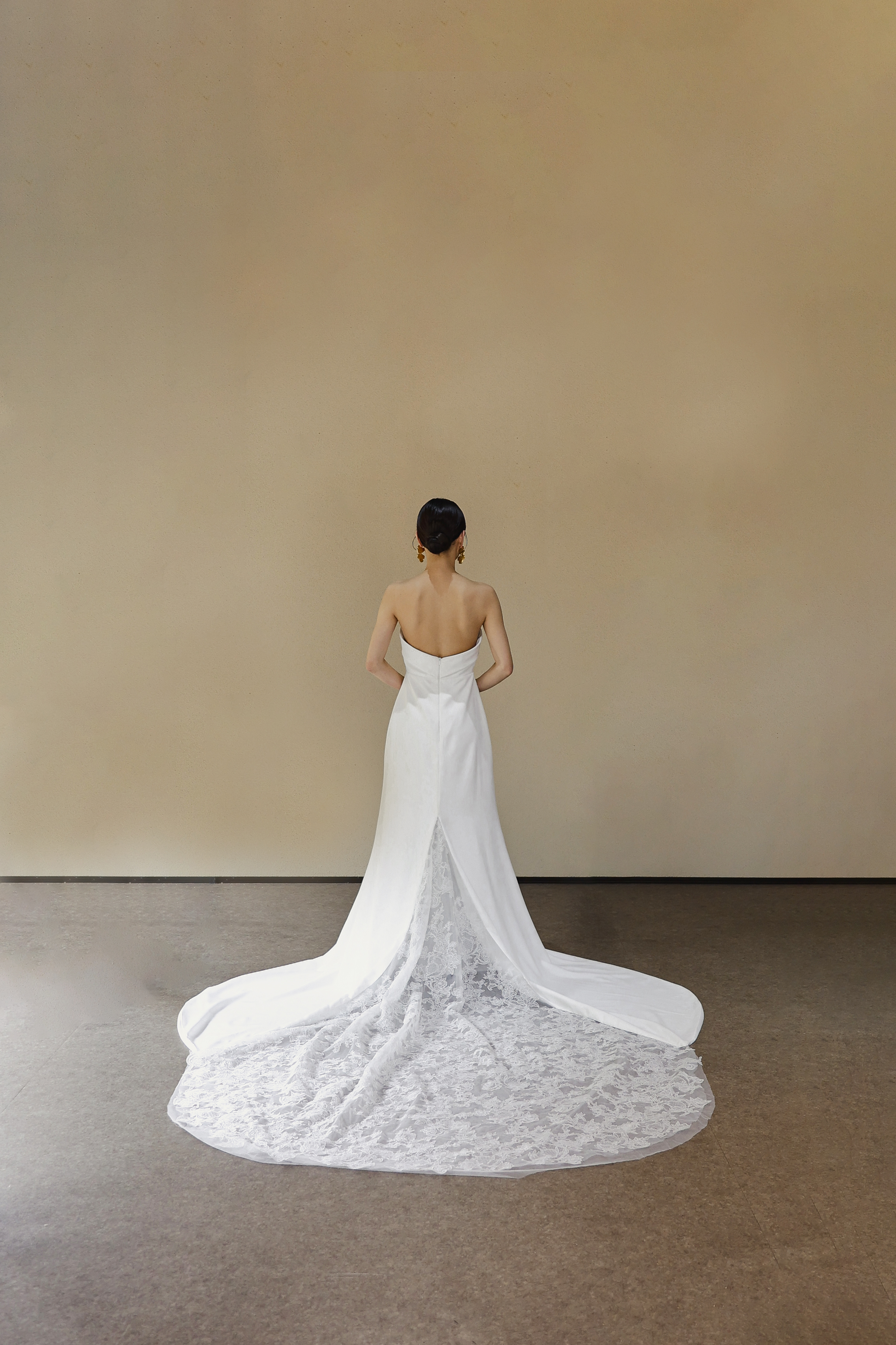 実例写真！ウェディングドレス ベアトップ 流れる透け花レース 結婚式 細見えシルエット 華やかなトレーン 結婚式