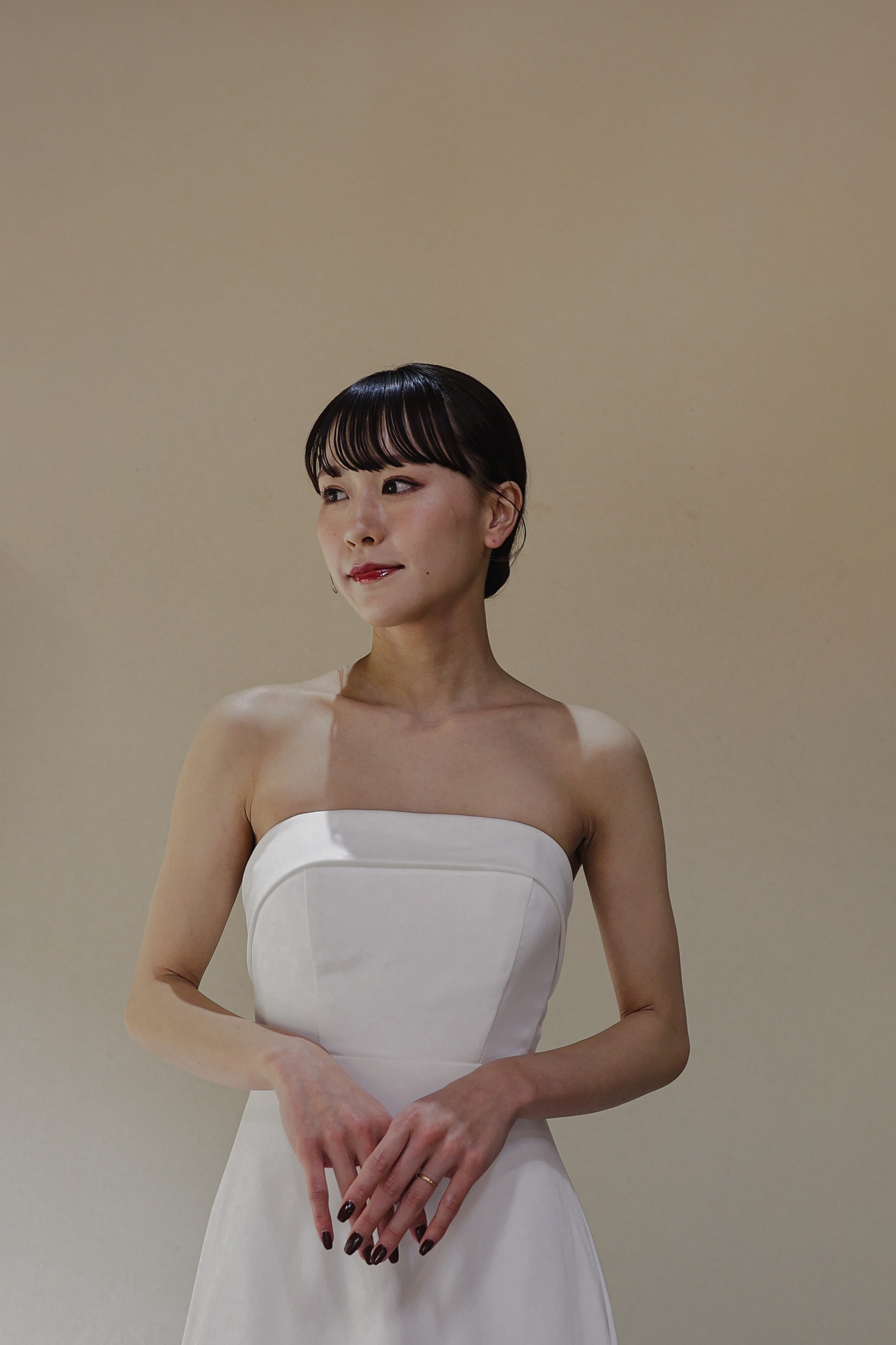 実例写真！ウェディングドレス ベアトップ 流れる透け花レース 結婚式 細見えシルエット 華やかなトレーン 結婚式