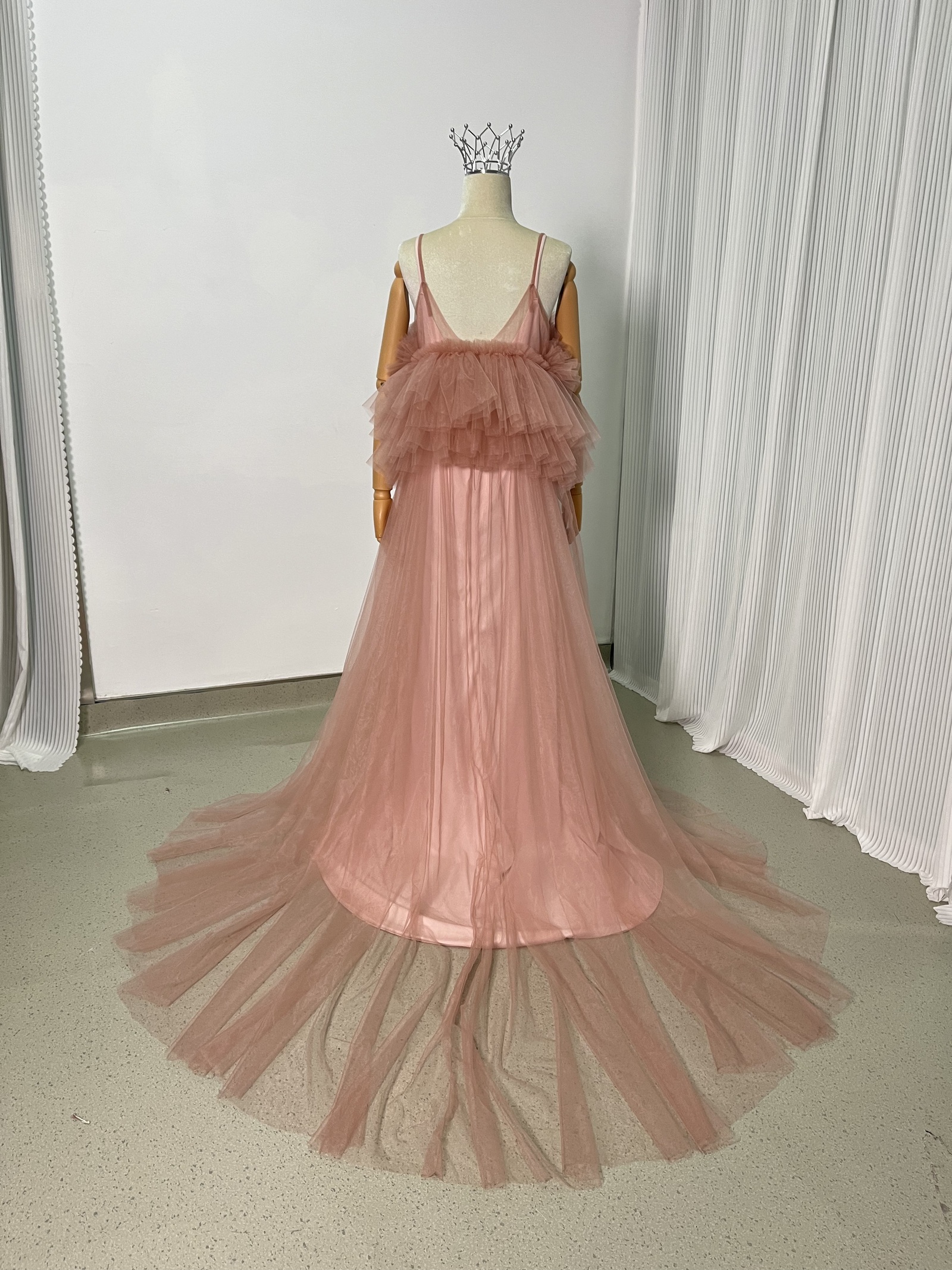 実例写真！パーティードレス 胸元フリル ピンク キャミソール ツーピース デザイン感 妊婦 前撮り 可愛い