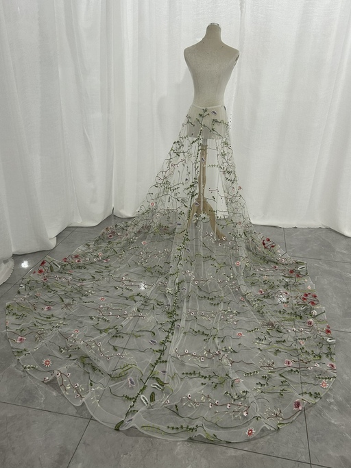 実例写真！華やかなトレーン 取り外しトレーン リーフ刺繍 花モチーフ ロングトレーン 結婚式