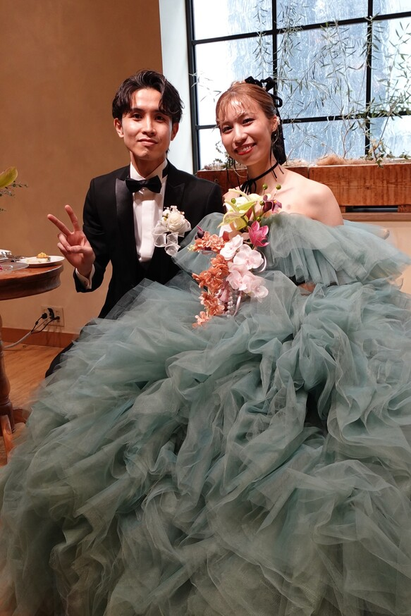 実例写真！カラードレス ミントグリーン オフショルダー 柔らかく重ねたチュールスカート プリンセスライン 花嫁