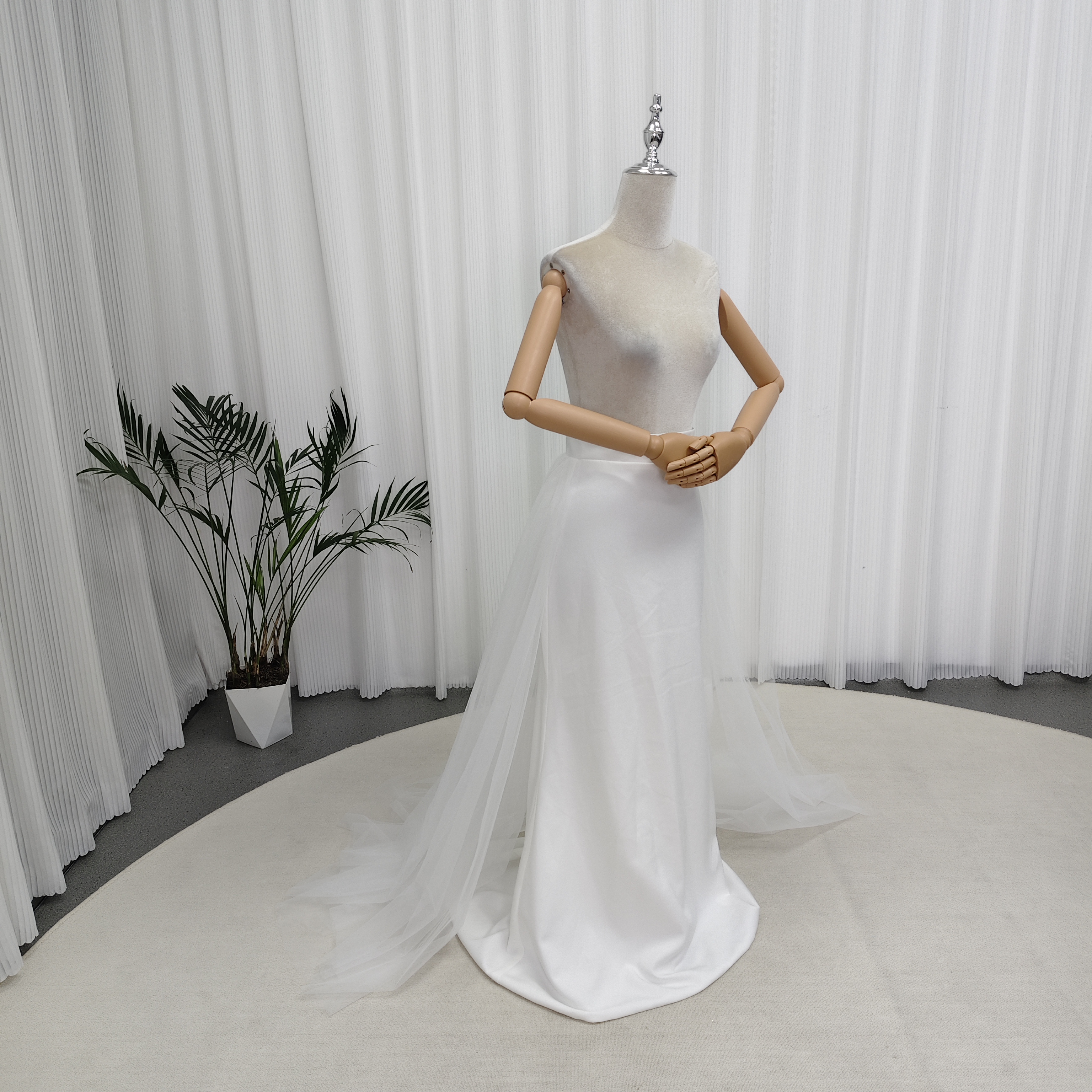 オーバースカート オフホワイト クレープ生地 フェザー ミニトレーン 編み上げ 結婚式
