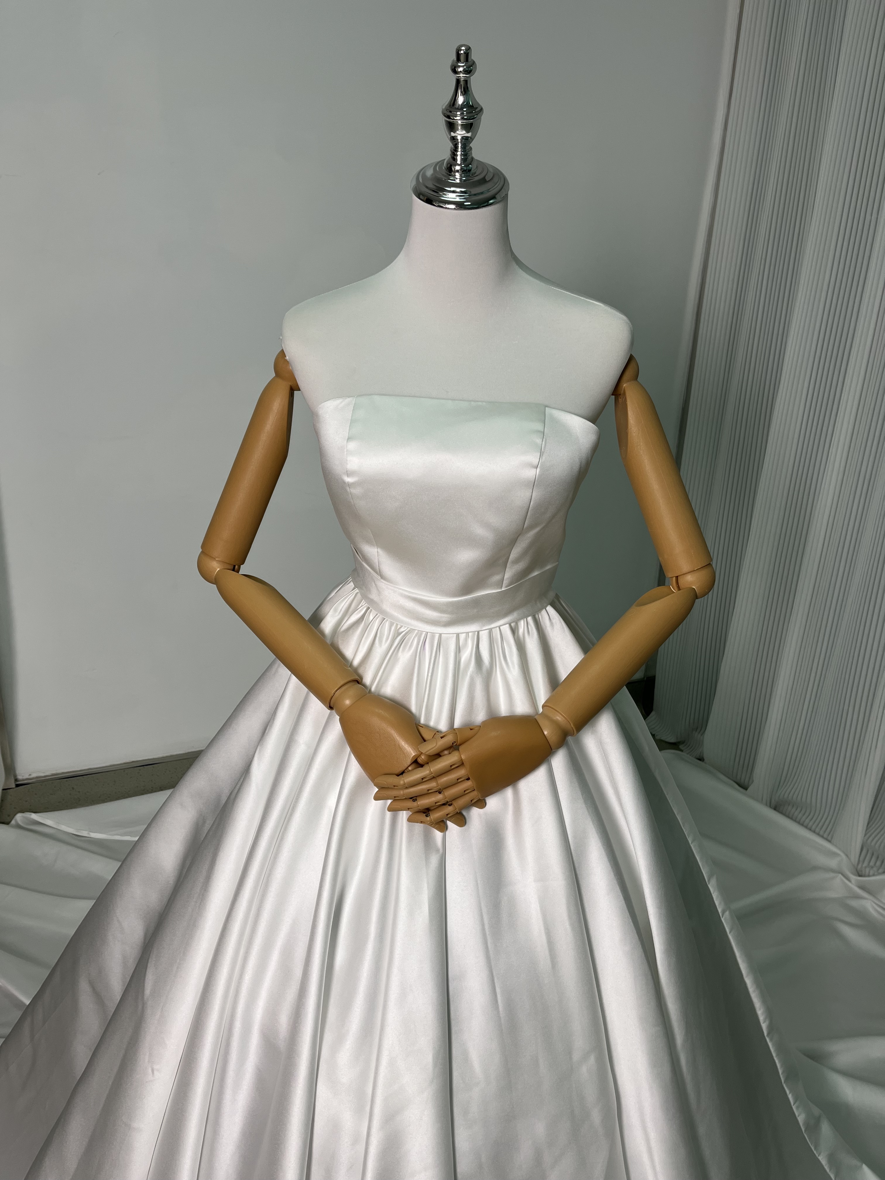 ウェディングドレス ベアトップ 光沢サテン 優しい ふわふわ ロングトレーン 編み上げ 結婚式