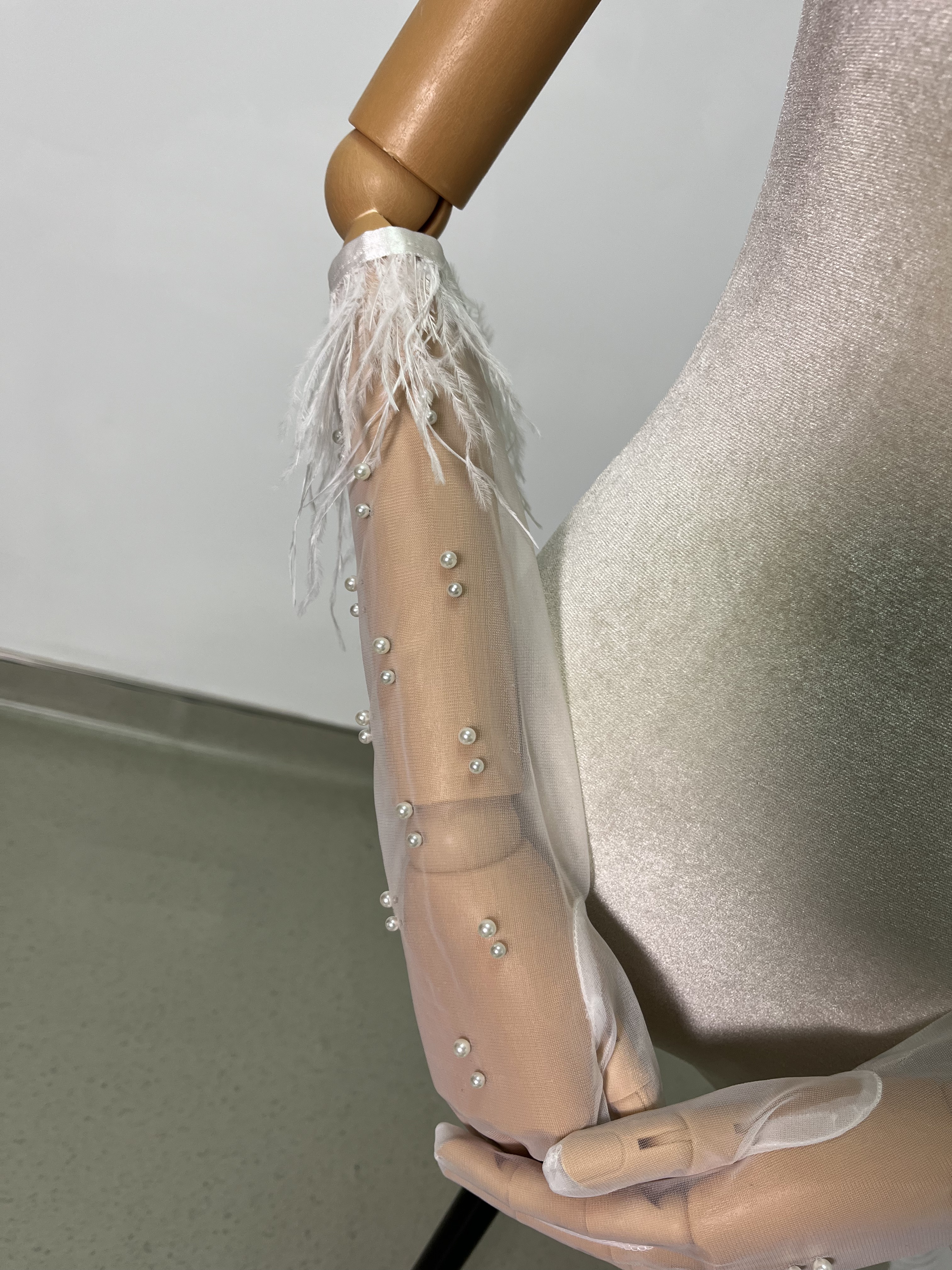 ウエディンググローブ ショートグローブ 指あり フェザー ビーズ 花嫁手袋 ウェディング小物