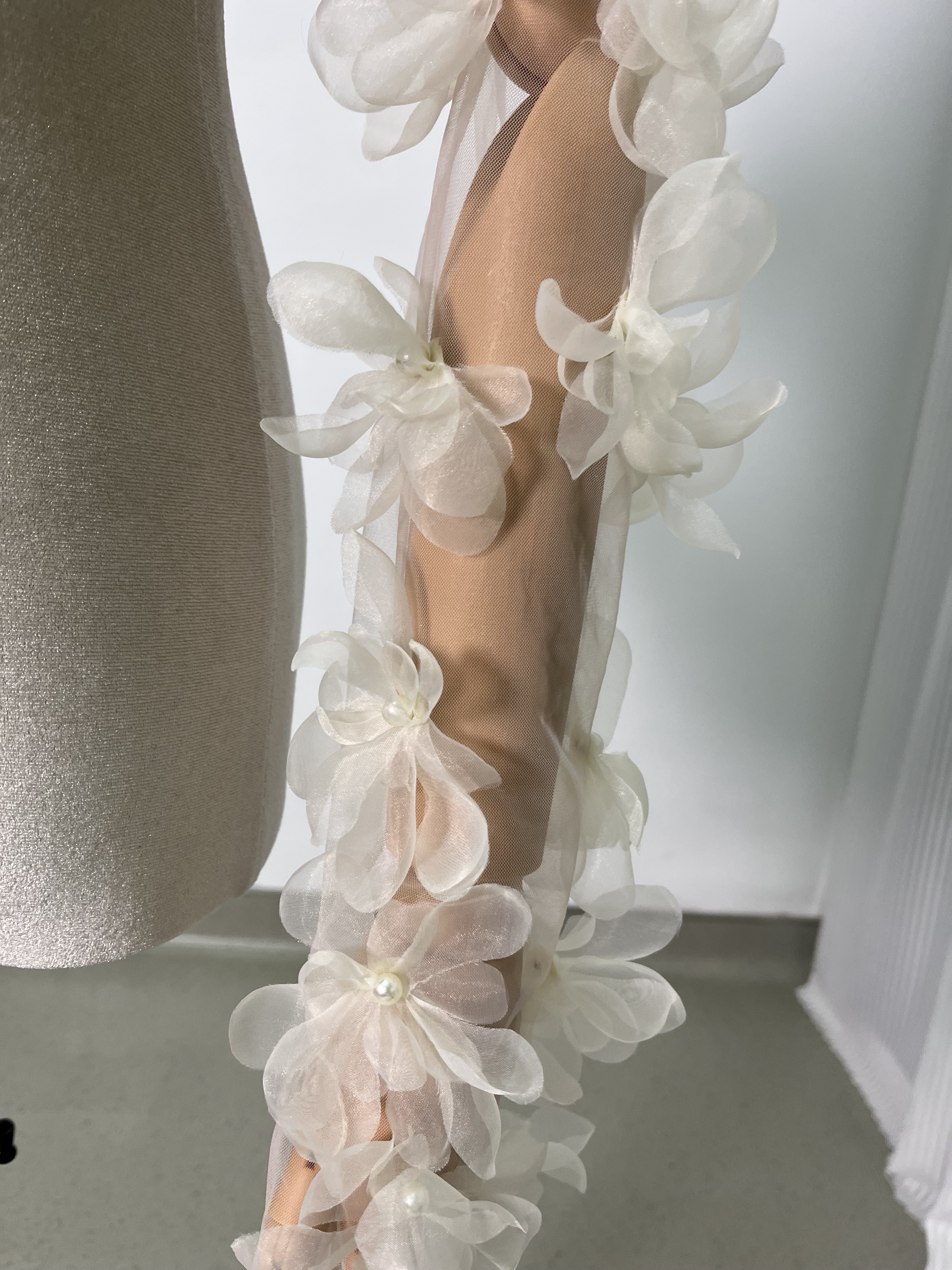 ウエディンググローブ 花モチーフ ビーズ 可愛い 薄シャンパンの色 花嫁/ウェディングドレス