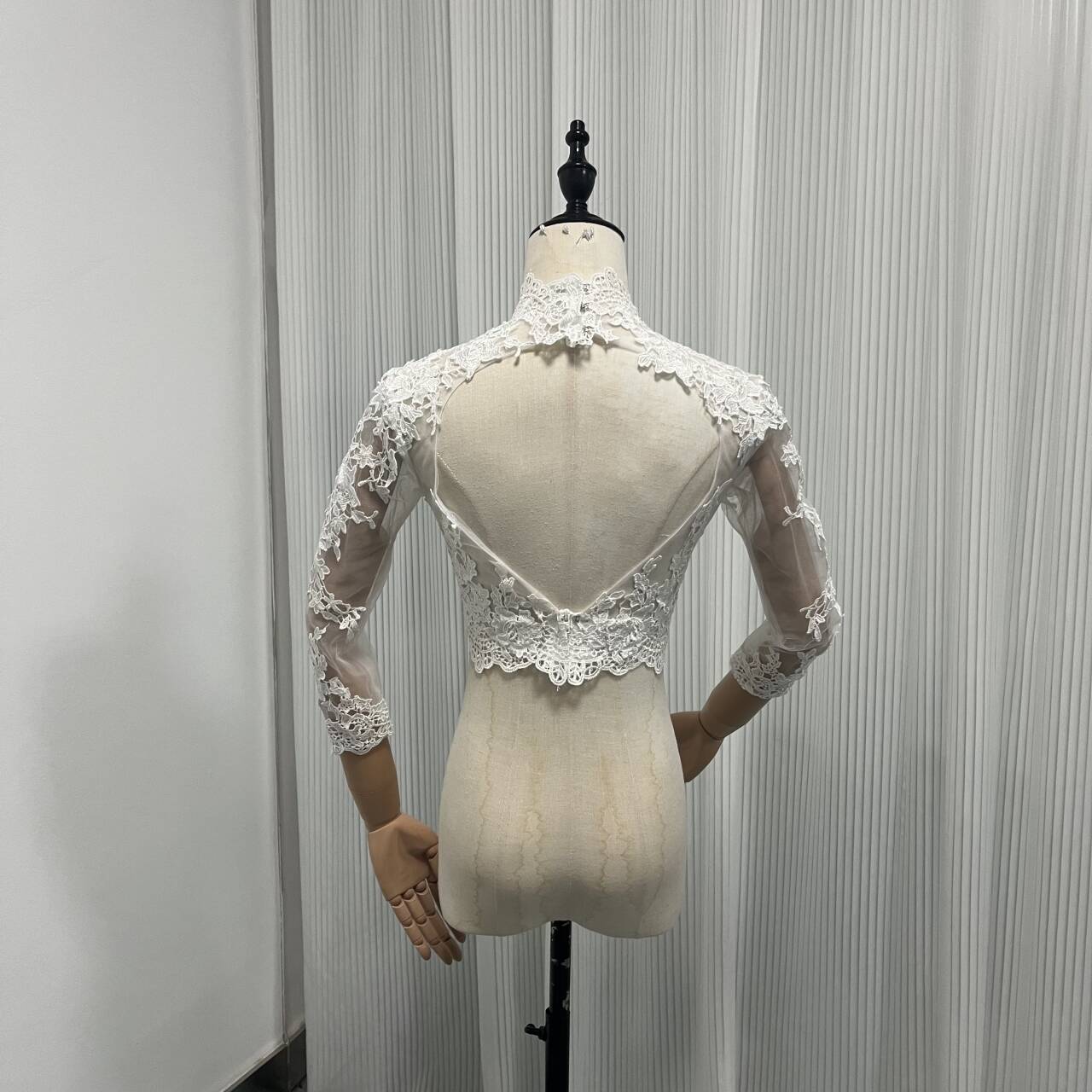 ウエディングドレス 長袖 ハート背中見せ 可憐な花刺繍のトップス ボレロ