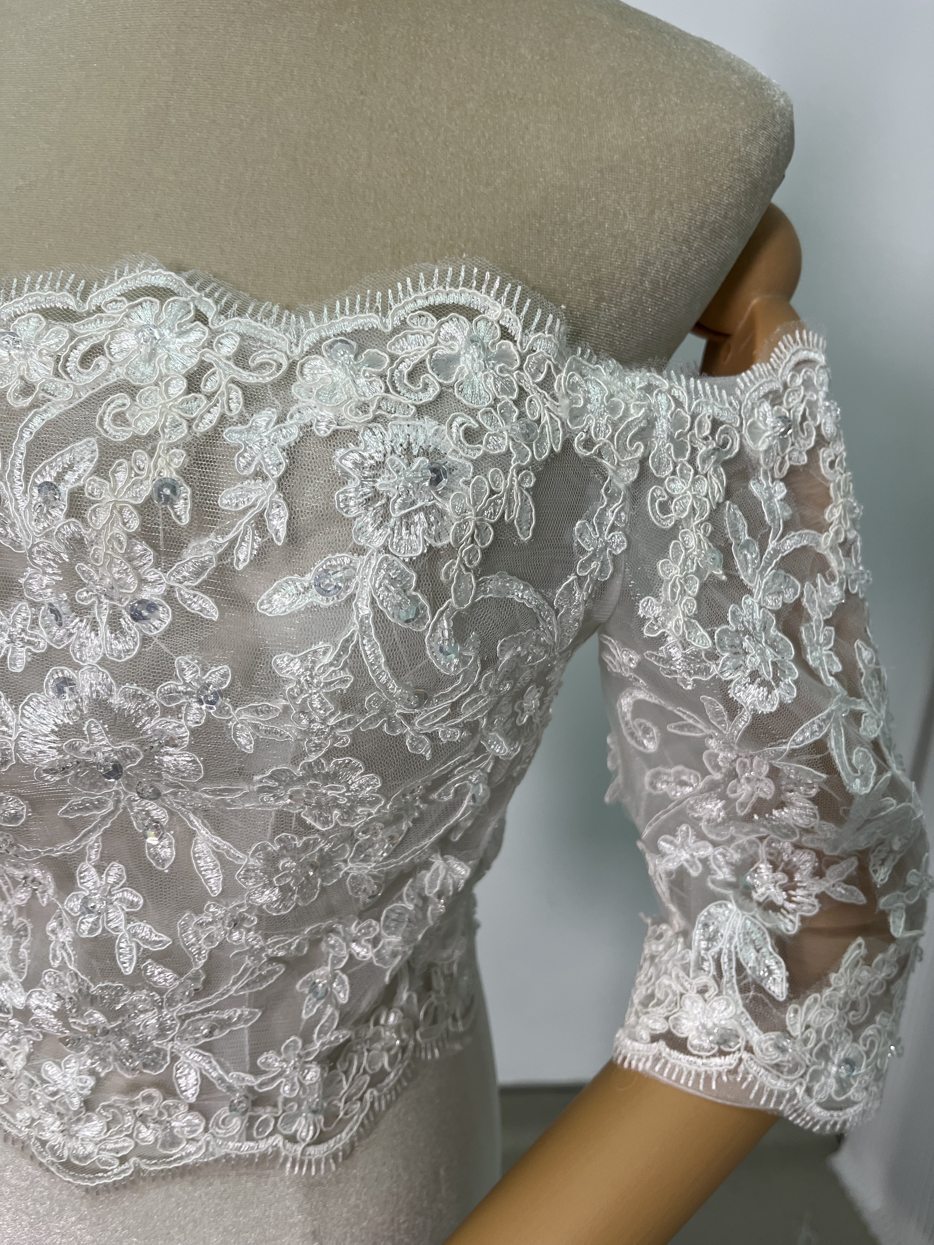 ウエディングドレス ボレロ 七分袖丈 結婚式/披露宴/挙式 流れる透け花レース くるみボタン