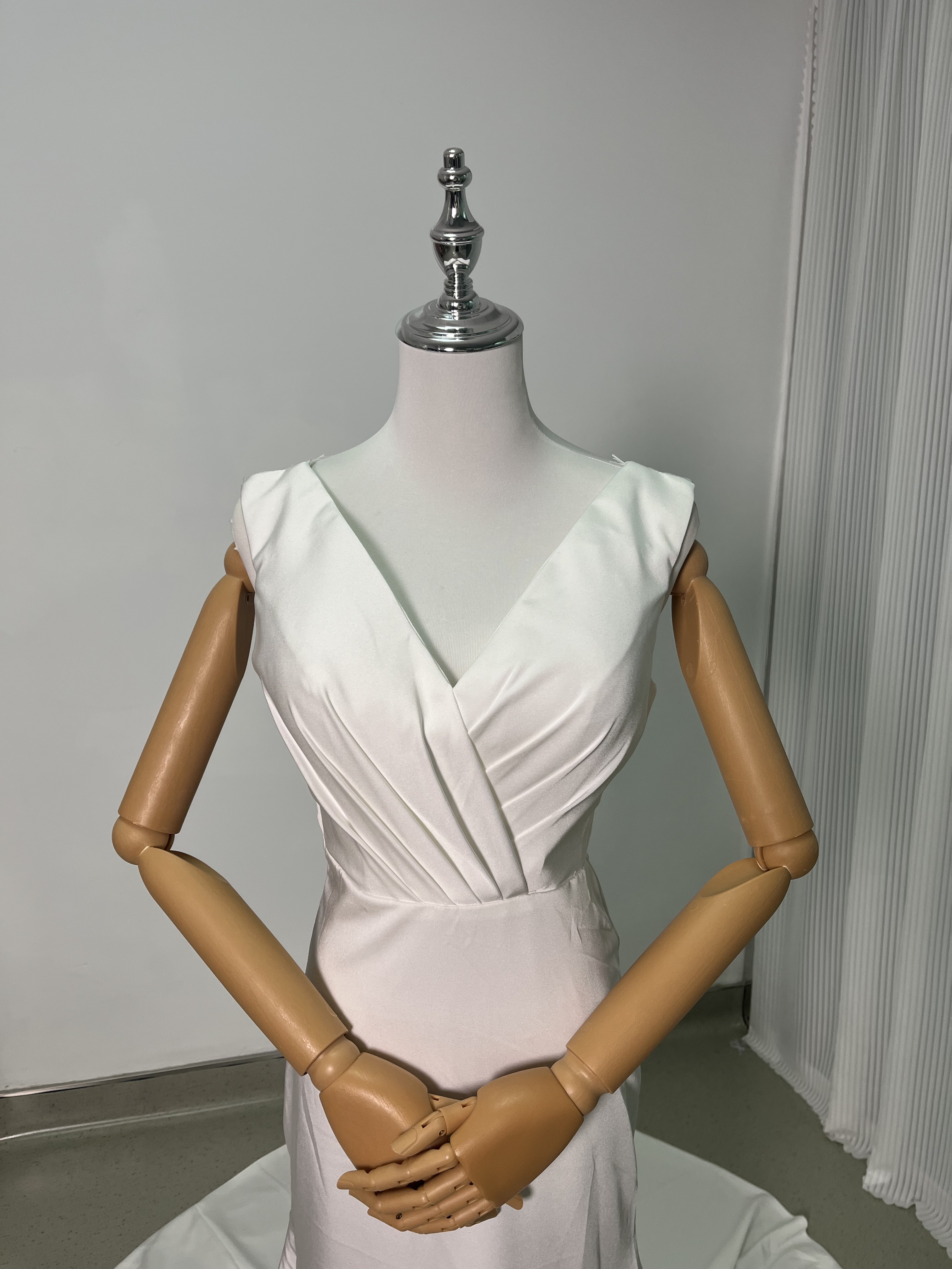 高品質！ウェディングドレス Vネック ノースリーブ 美しいバックレース 細見えシルエット 二次会