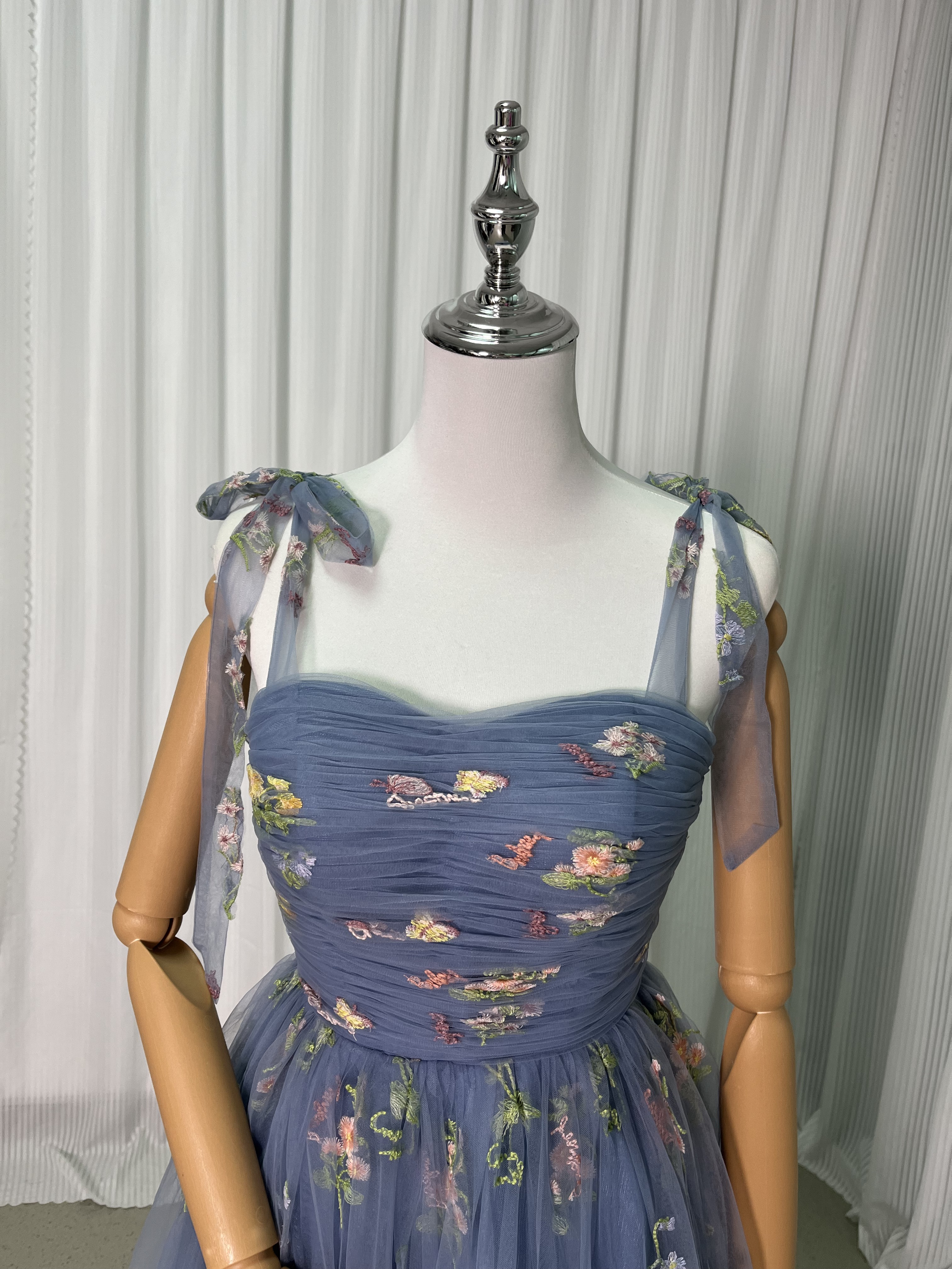 パーティードレス 可愛い 花の刺繍 キャミソール ソフトチュール ロング 編み上げ 二次会/合コン/デート