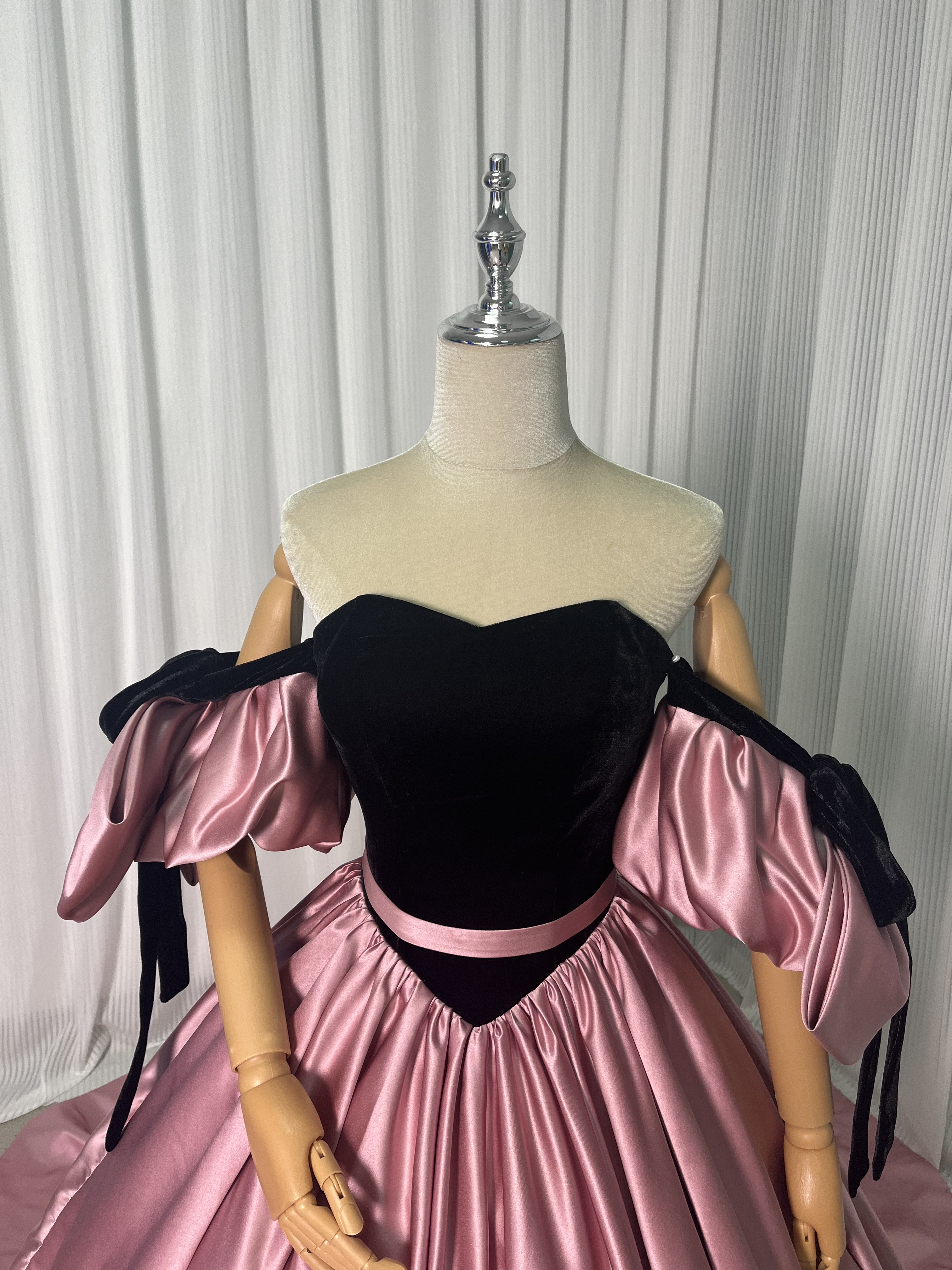 カラードレス ピンク 光沢サテン 黒 ビロード オフショルダー 編み上げ ふわふわドレス 前撮り