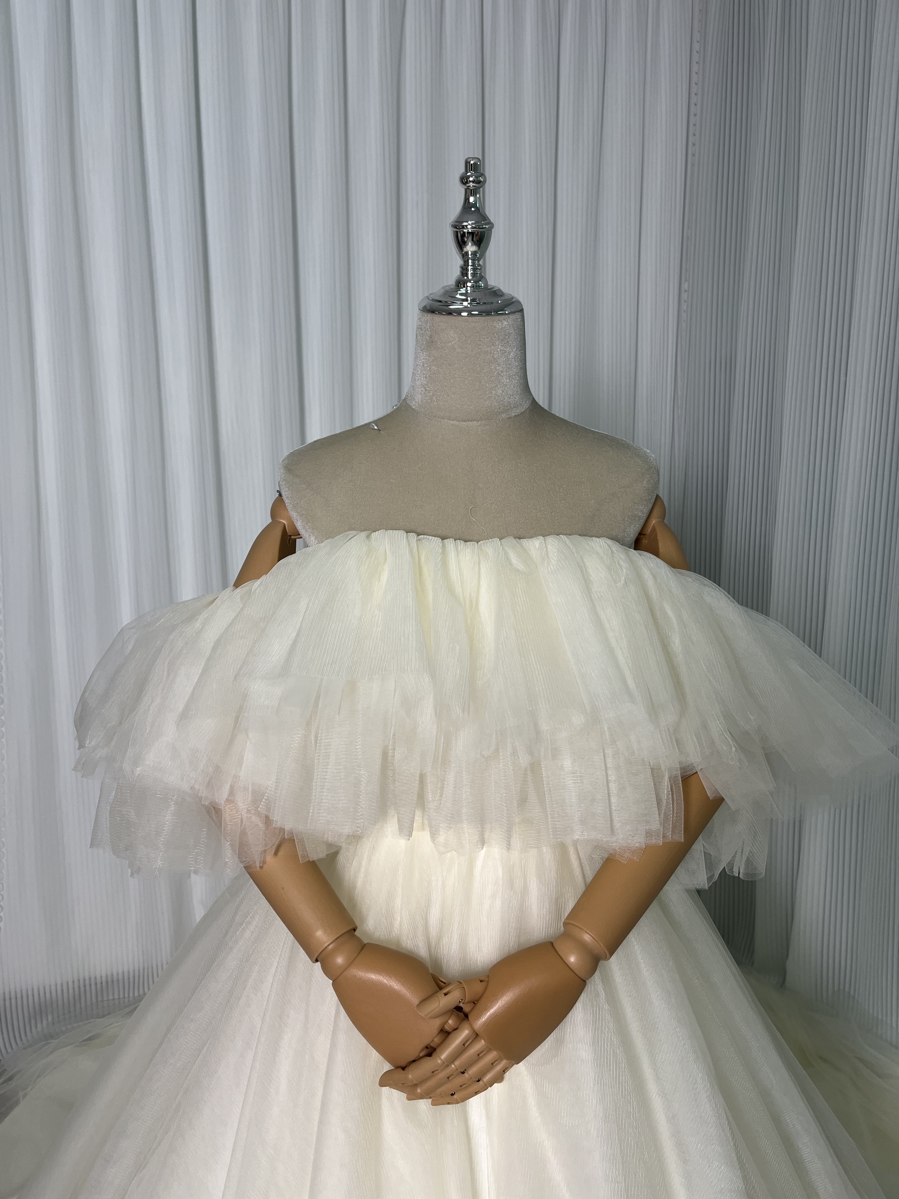 ウエディングドレス チュールドレス 薄シャンパンの色 オフショルダー ファスナー お色直し 結婚式