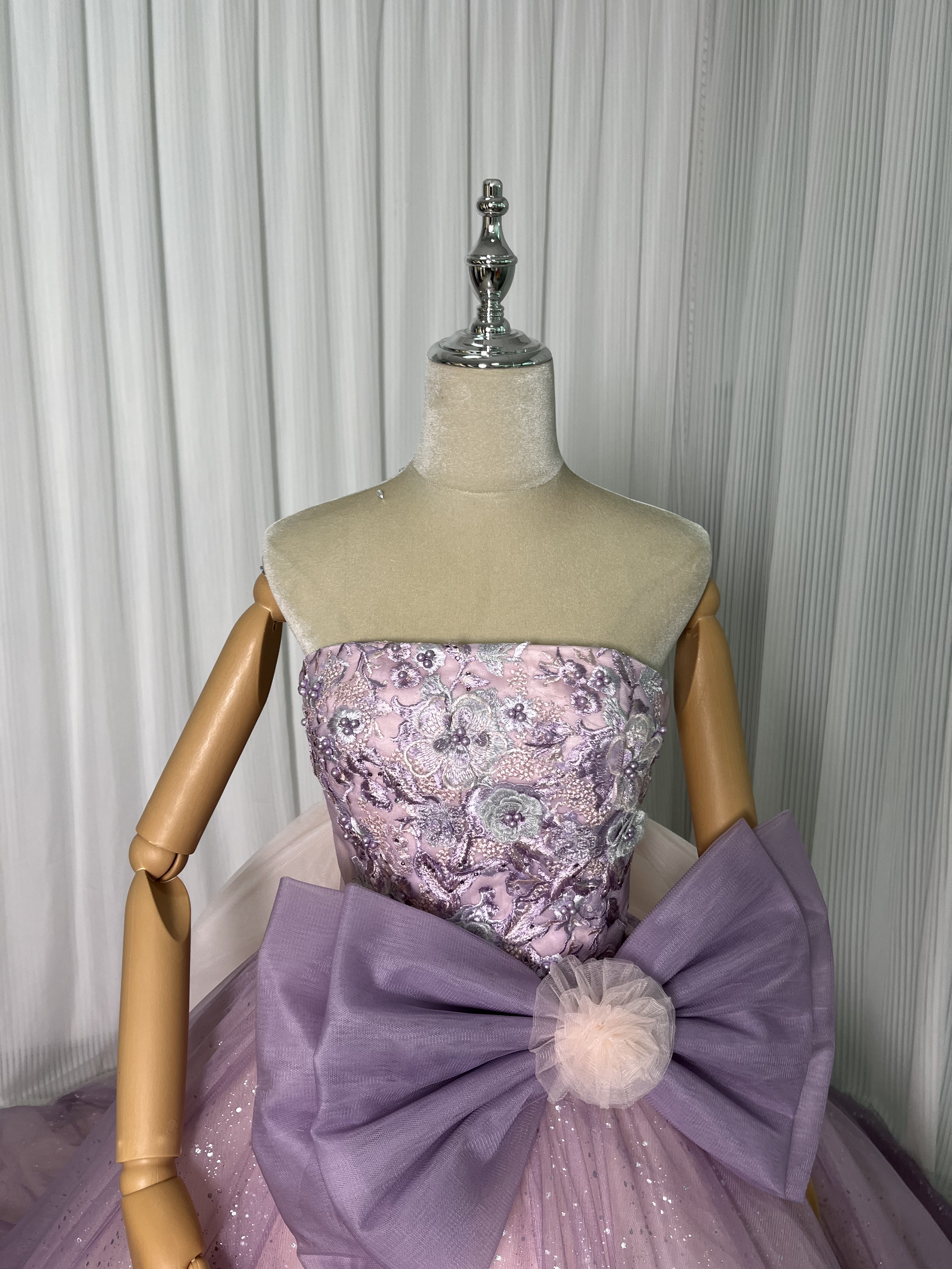 カラードレス パープル ベアトップ 3D立体レース刺繍 編み上げ 豪華なバックリボン キラキラチュール 派手な 花嫁