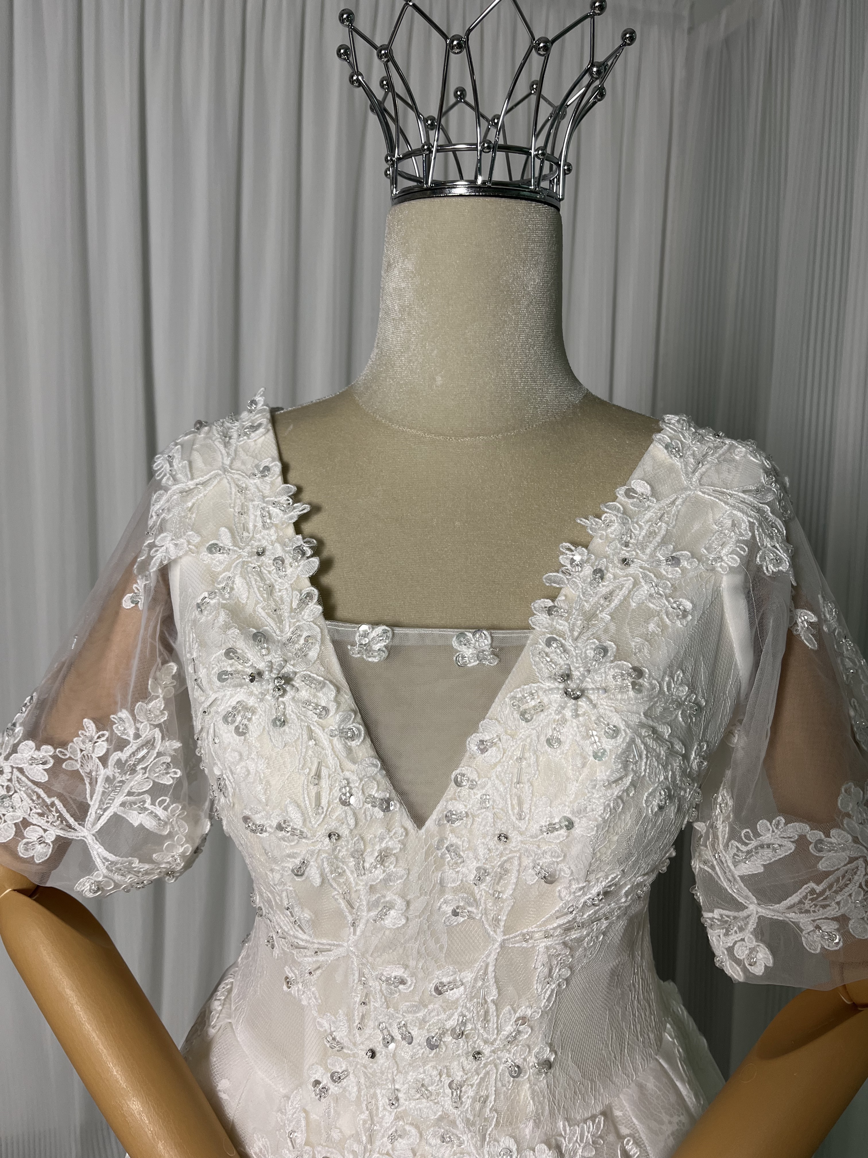 ウェディングドレス Vネック ロング キラキラ光る刺繍 編み上げ 可愛い 結婚式 前撮り