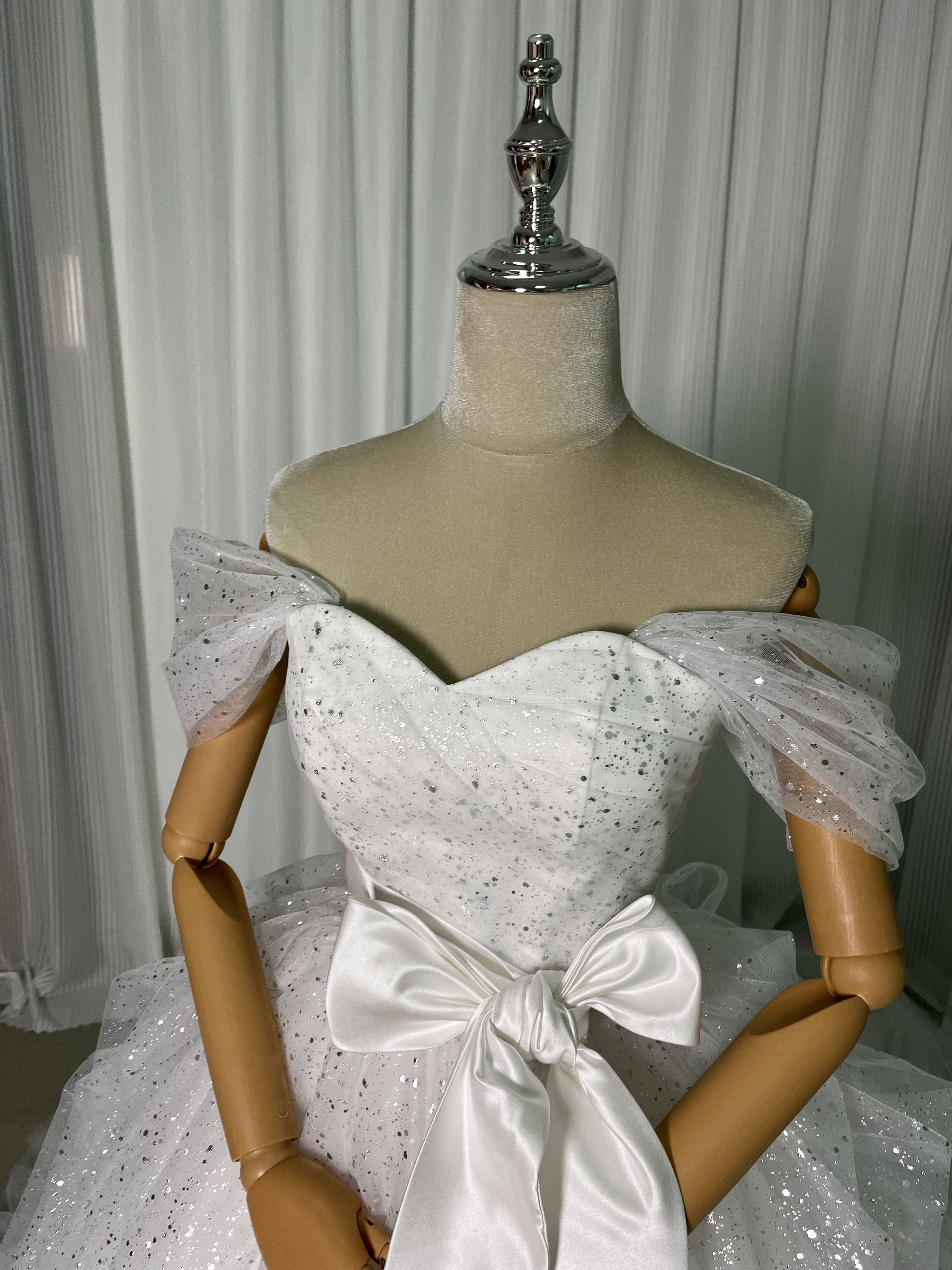 美品！ウェディングドレス オフショルダー キラキラグリッターチュール サッシュベルト ラッフルフリル 結婚式