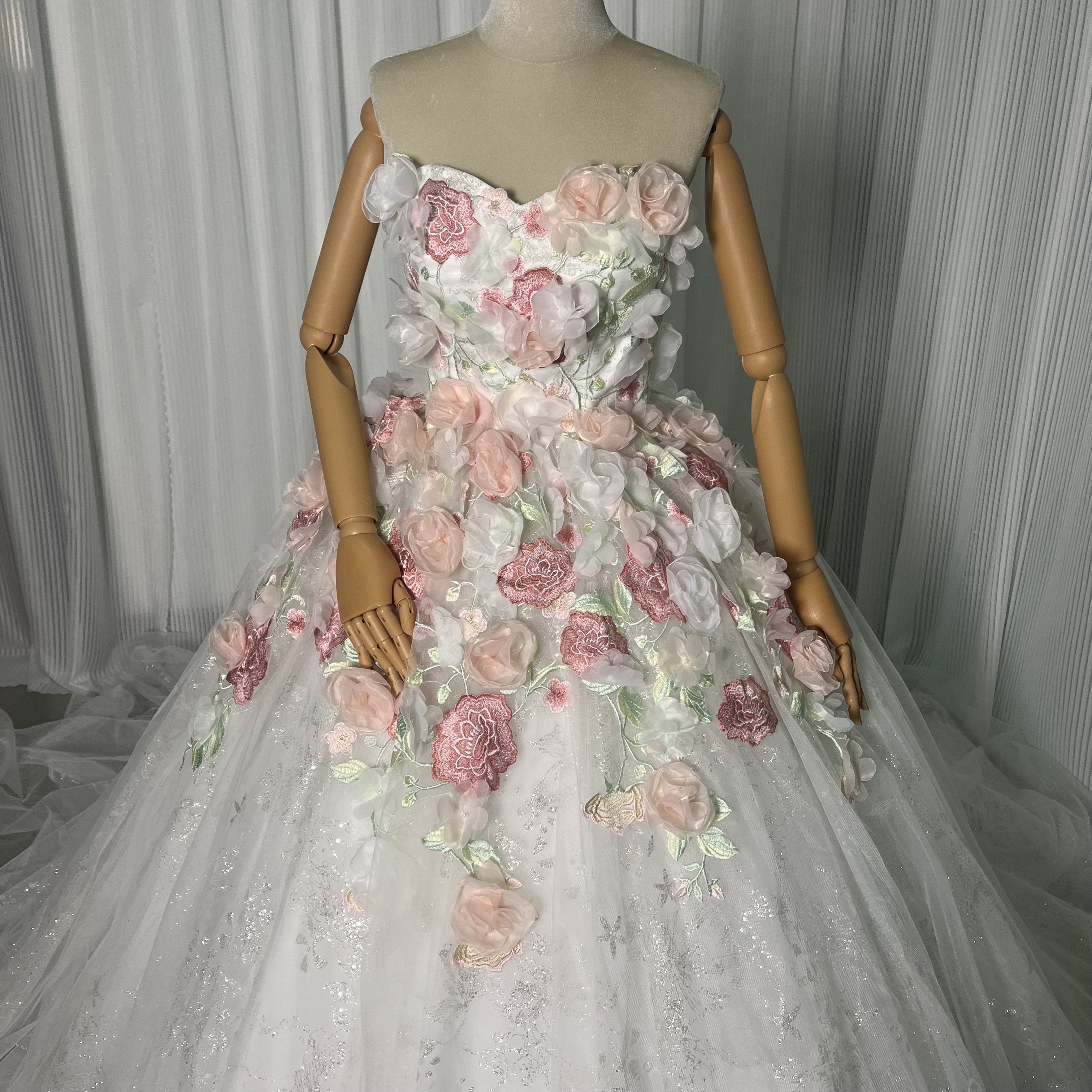美品！ウエディングドレス 花モチーフ キラキラ光る刺繍 ベアトップ 華やかなトレーン 優雅 結婚式 前撮り