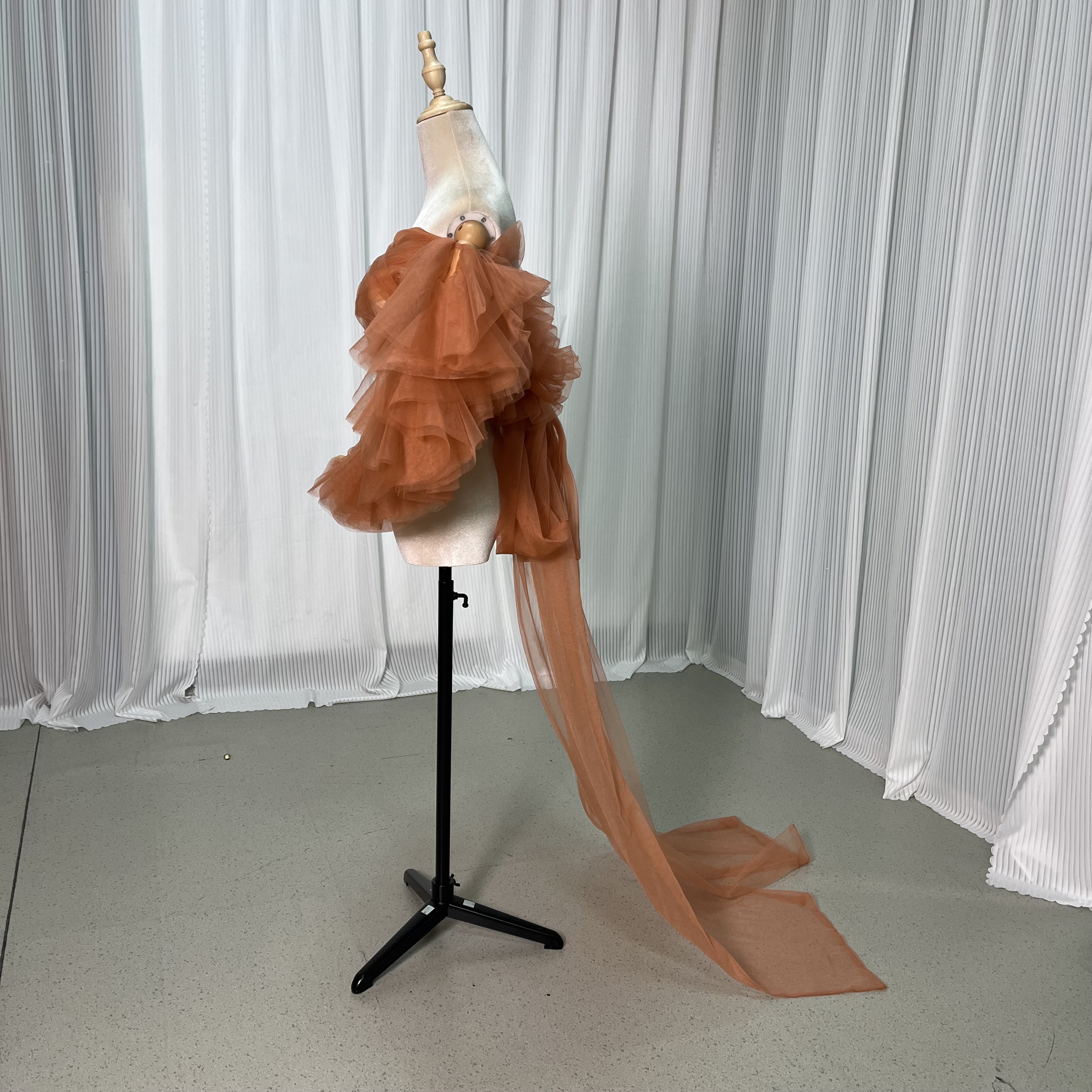 フェミニンなフレームレースの袖トップス テラコッタ色 オフショルダー ソフトチュールボレロ 花嫁