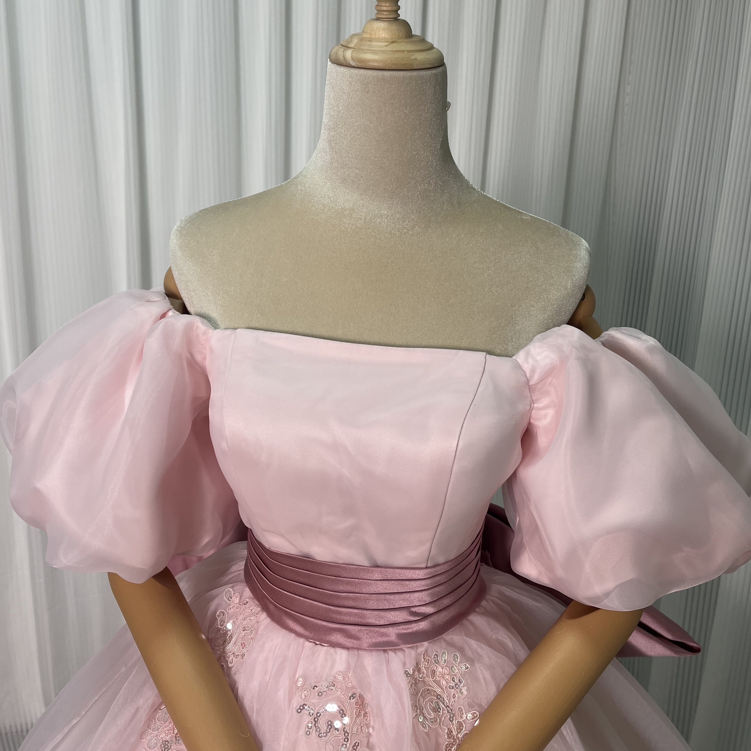 パーティードレス ピンク プリンセスライン オフショルダー キラキラ光る刺繍 豪華なバックリボン 可愛い 披露宴