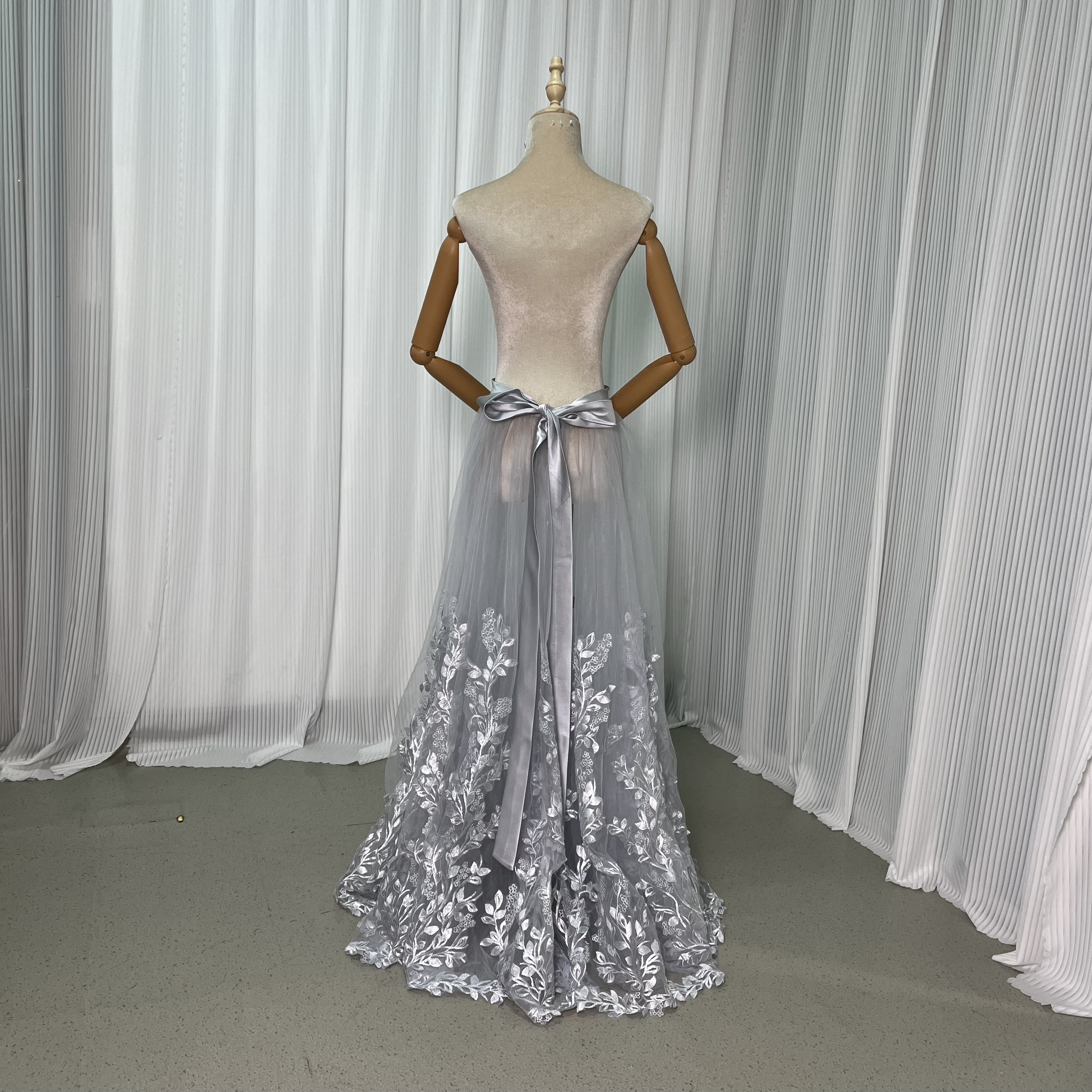 大人気上昇！ウエディングドチュールスカート 薄シルバー ロング リーフ刺繍 花嫁