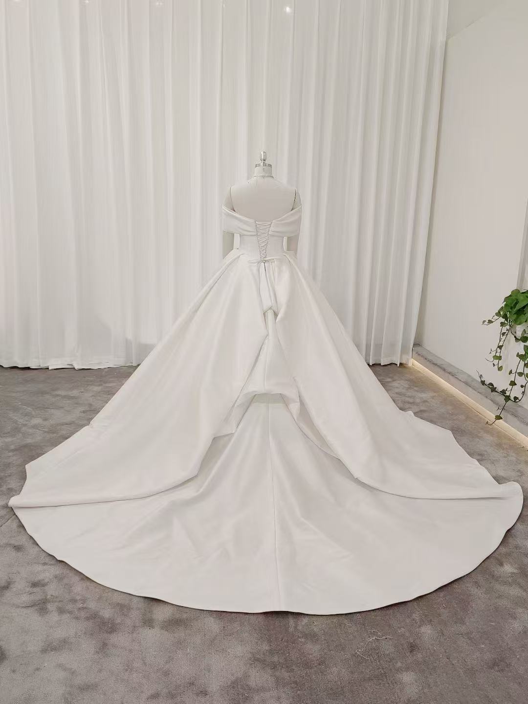 高品質！ウェディングドレス オフショルダー ミカドサテン ロングトレーン 結婚式