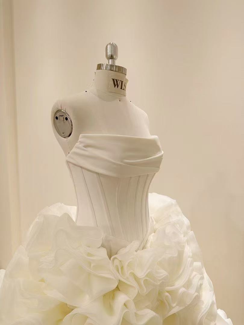 抜群のおしゃれ見え ウエディングドレス ベアトップ バラトレーン 花モチーフ 華やか 結婚式 前撮り