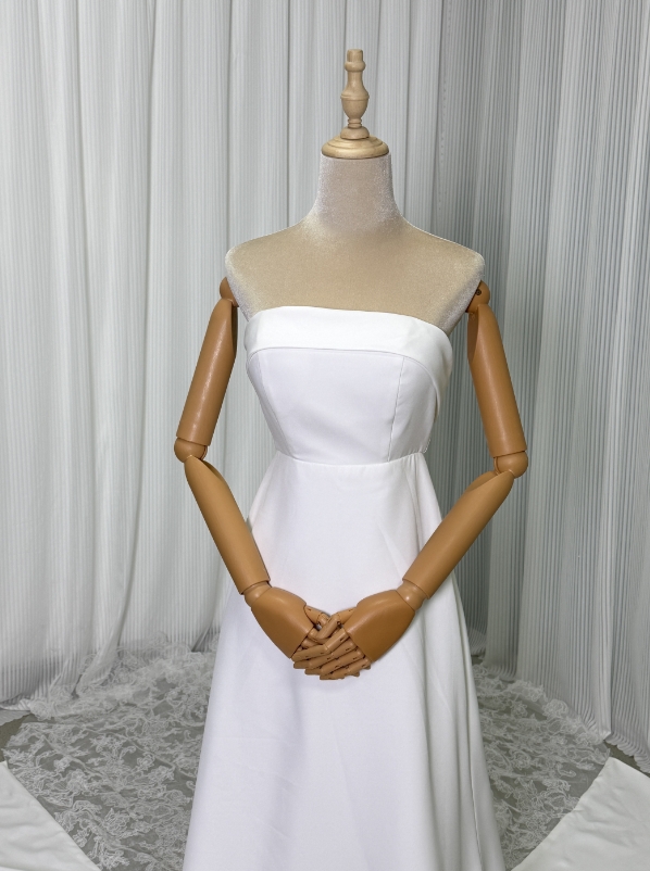 フランス風 ウェディングドレス ベアトップ 細見えシルエット 華やかなトレーン 流れる透け花レース 結婚式