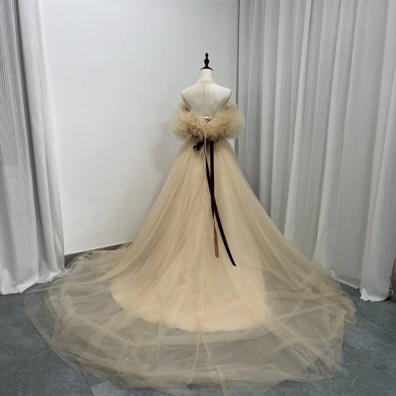 人気上昇！カラードレス 薄シャンパンの色 ソフトチュール オフショルダー サッシュベルト 背中見せ クラシカル