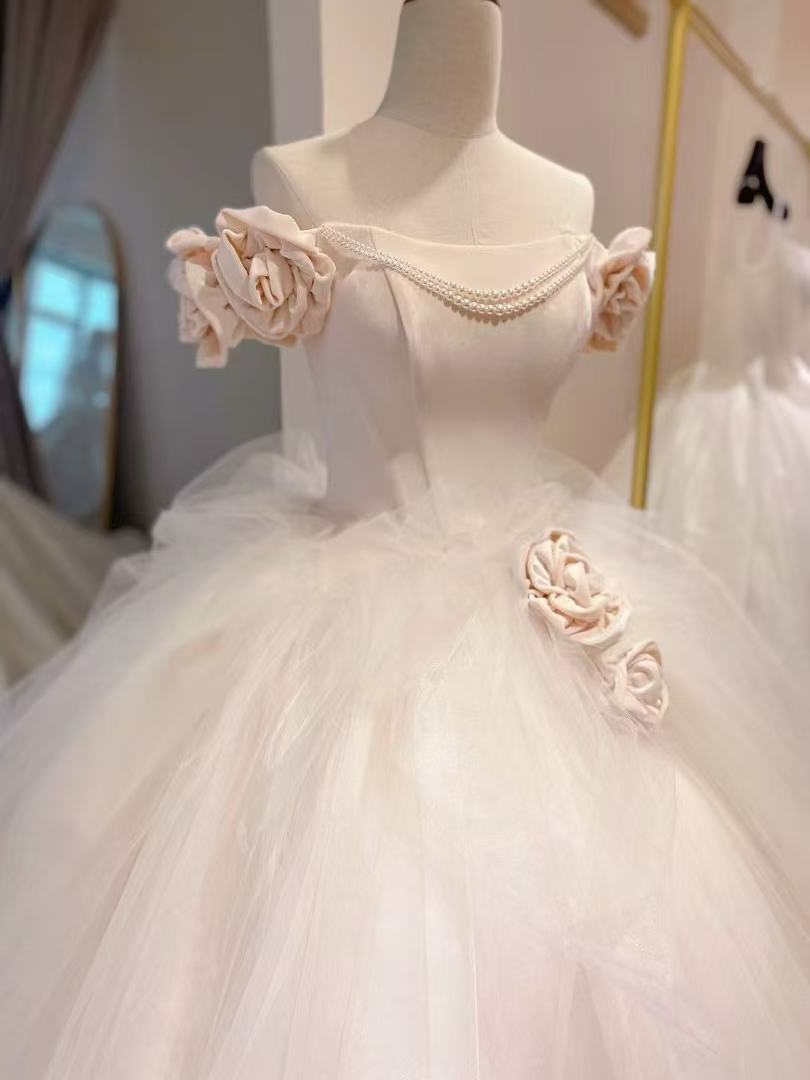 ウエディングドレス 薄ピンク プリンセスライン 花モチーフ ラッフルフリル 可愛い 結婚式