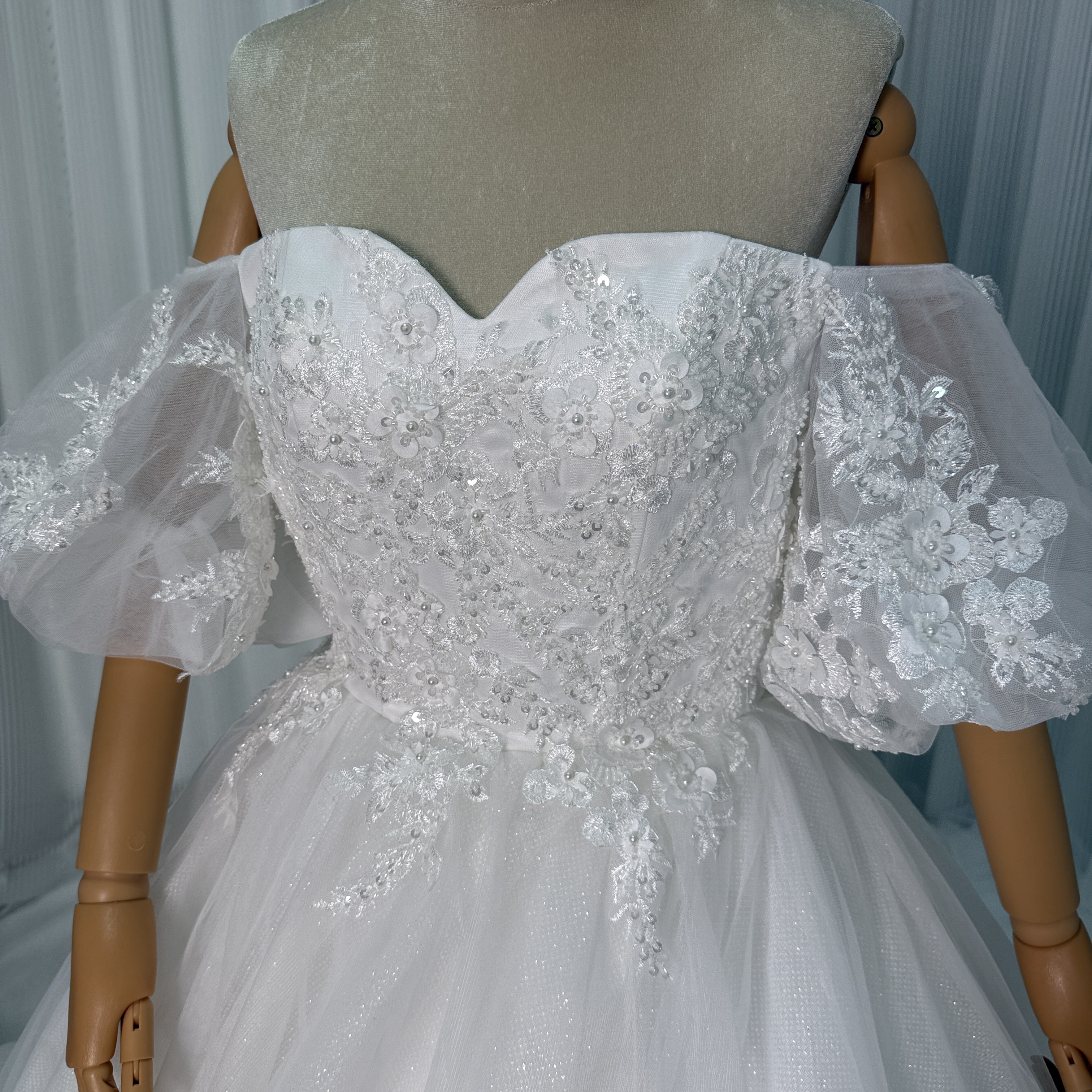 ウエディングドレス ベアトップ 上品花レース キラキラスパンコール パフスリーブ ロングトレーン 結婚式