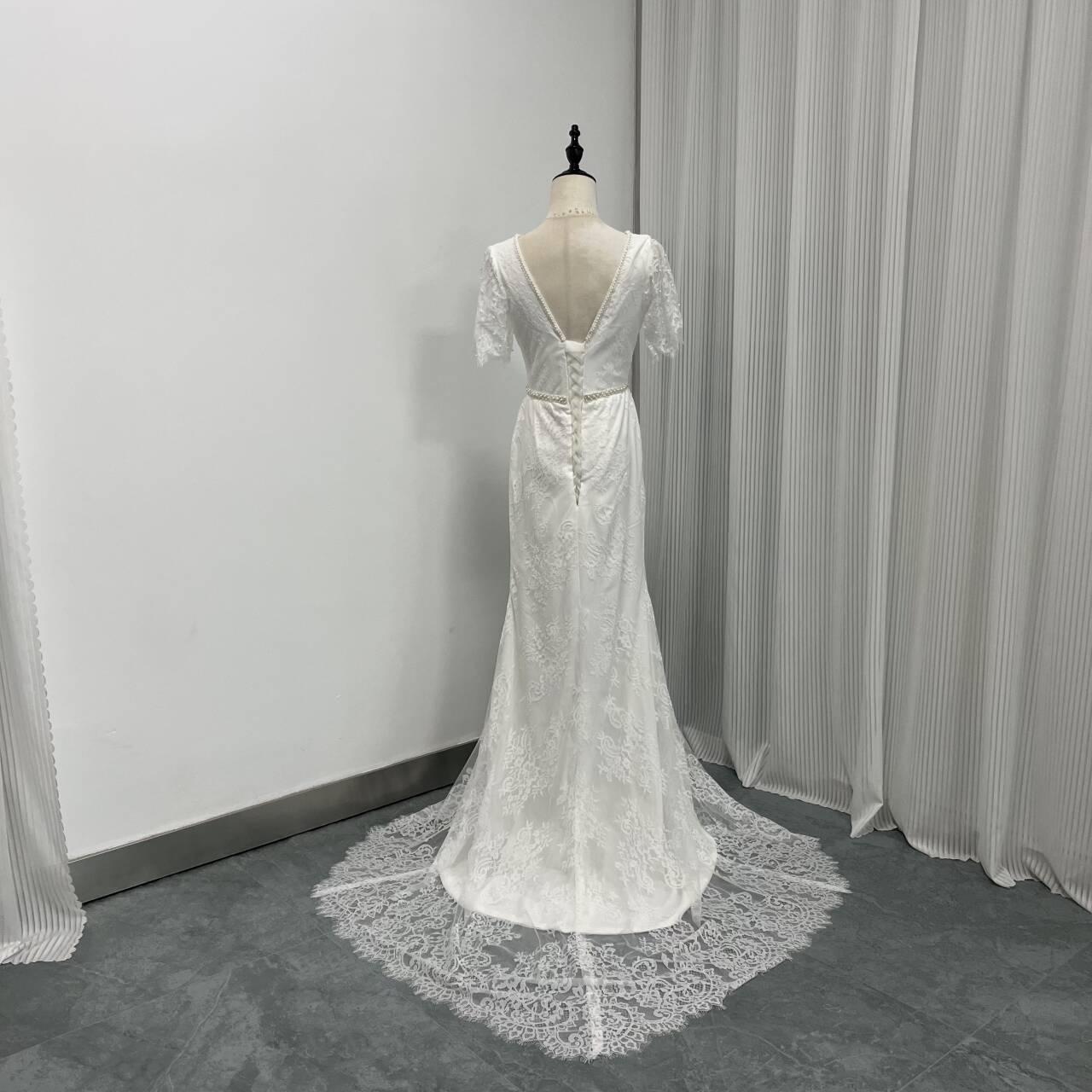 大人気上昇！ホワイト ウエディングドレス Vネック 贅沢な総レース パール マーメイドライン 前撮り