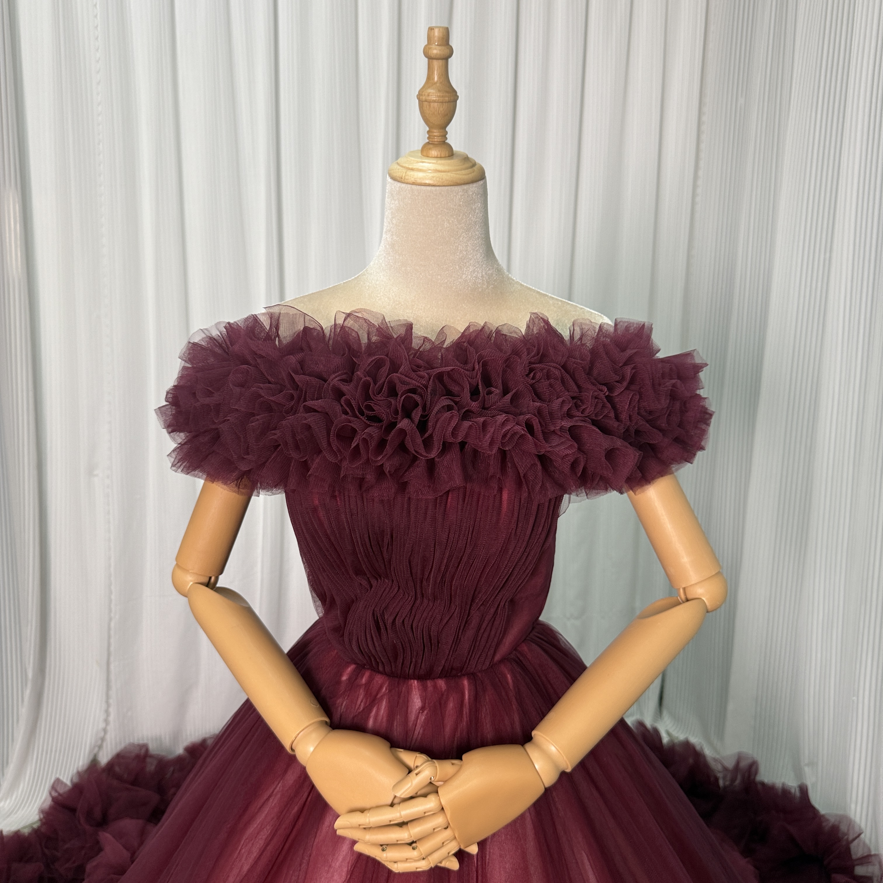 人気上昇！カラードレス ボルドー色 取り外しオフショルダー ラッフルフリル 華やかなトレーン 前撮り