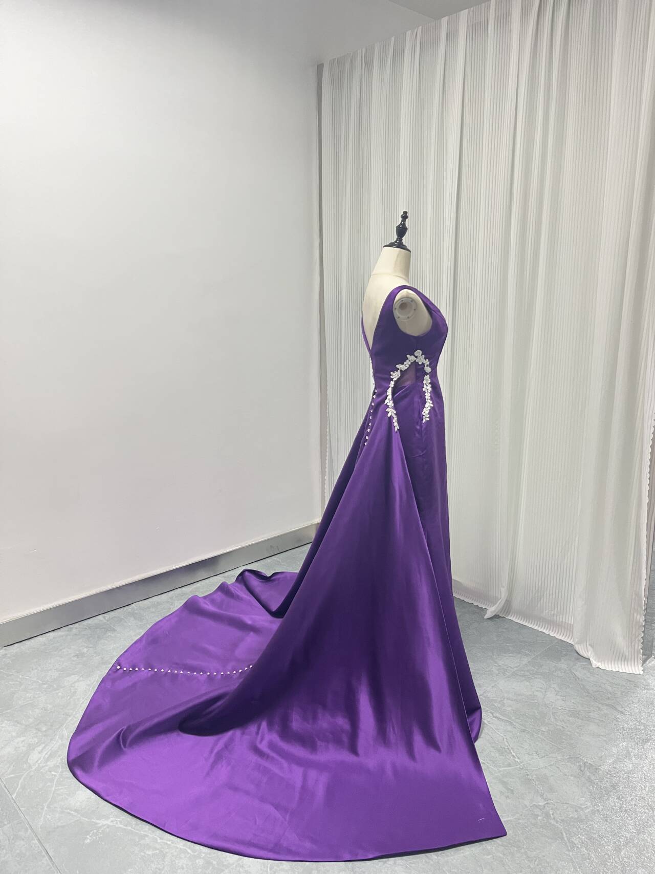 マーメイドライン　サテン　ボートネック　パープル 背中見せ 繊細レース ウエディングドレス