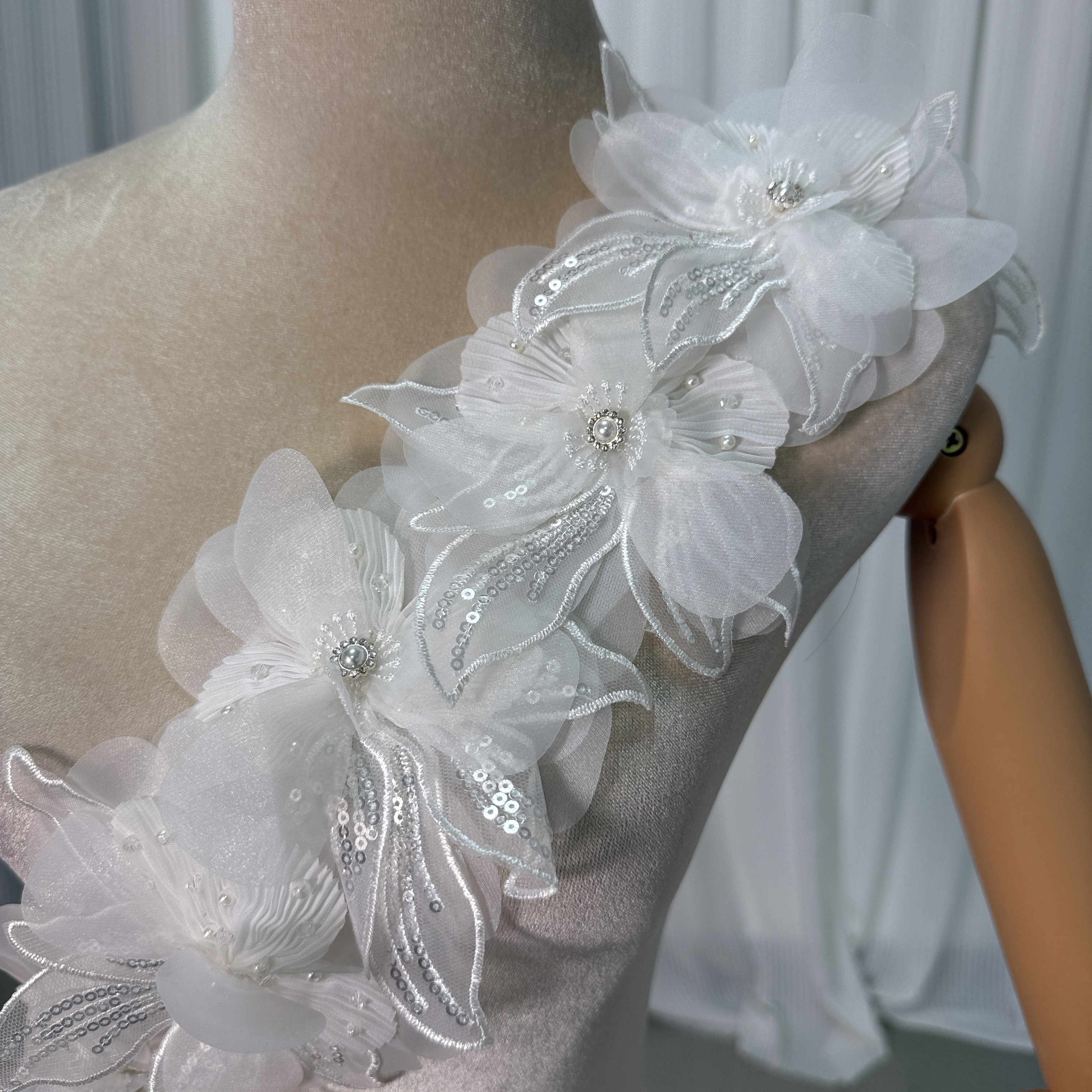 ショルダー型 花モチーフ オフホワイト 3D立体レース刺繍 可愛い 色直し 前撮り 結婚式
