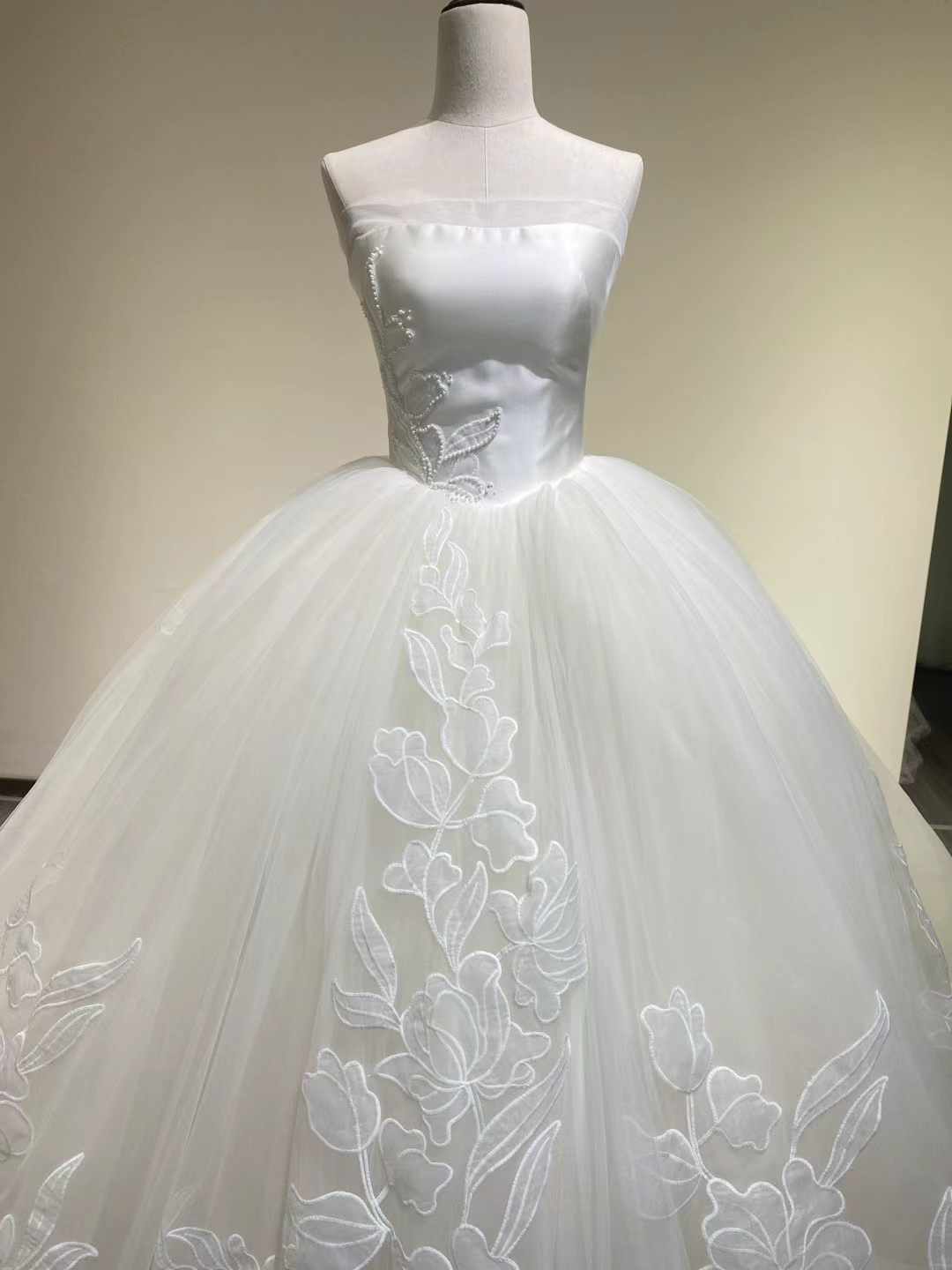 ウェディングドレス ベアトップ 魅惑の花レース プリンセスライン 編み上げ 披露宴/結婚式