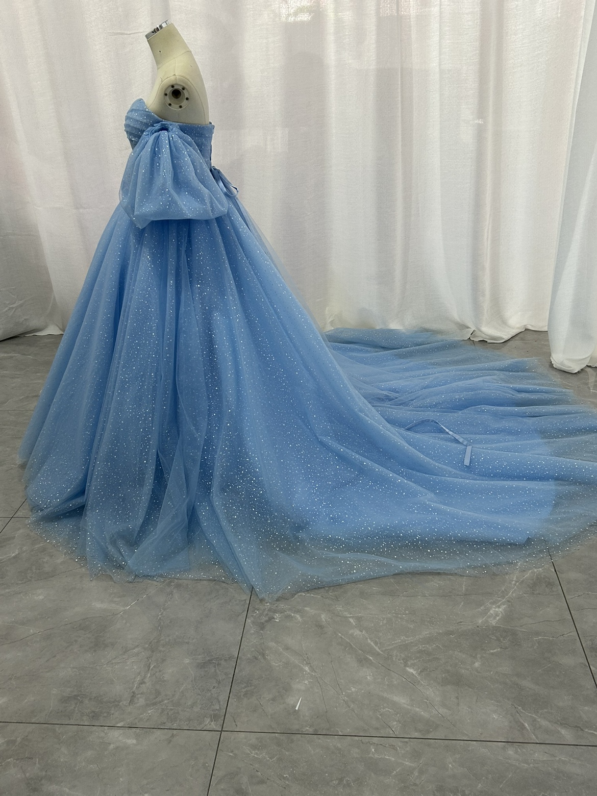 カラードレス ブルー キラキラチュール ベアトップ パフスリーブ 編み上げ ふわふわドレス バックリボン 前撮り