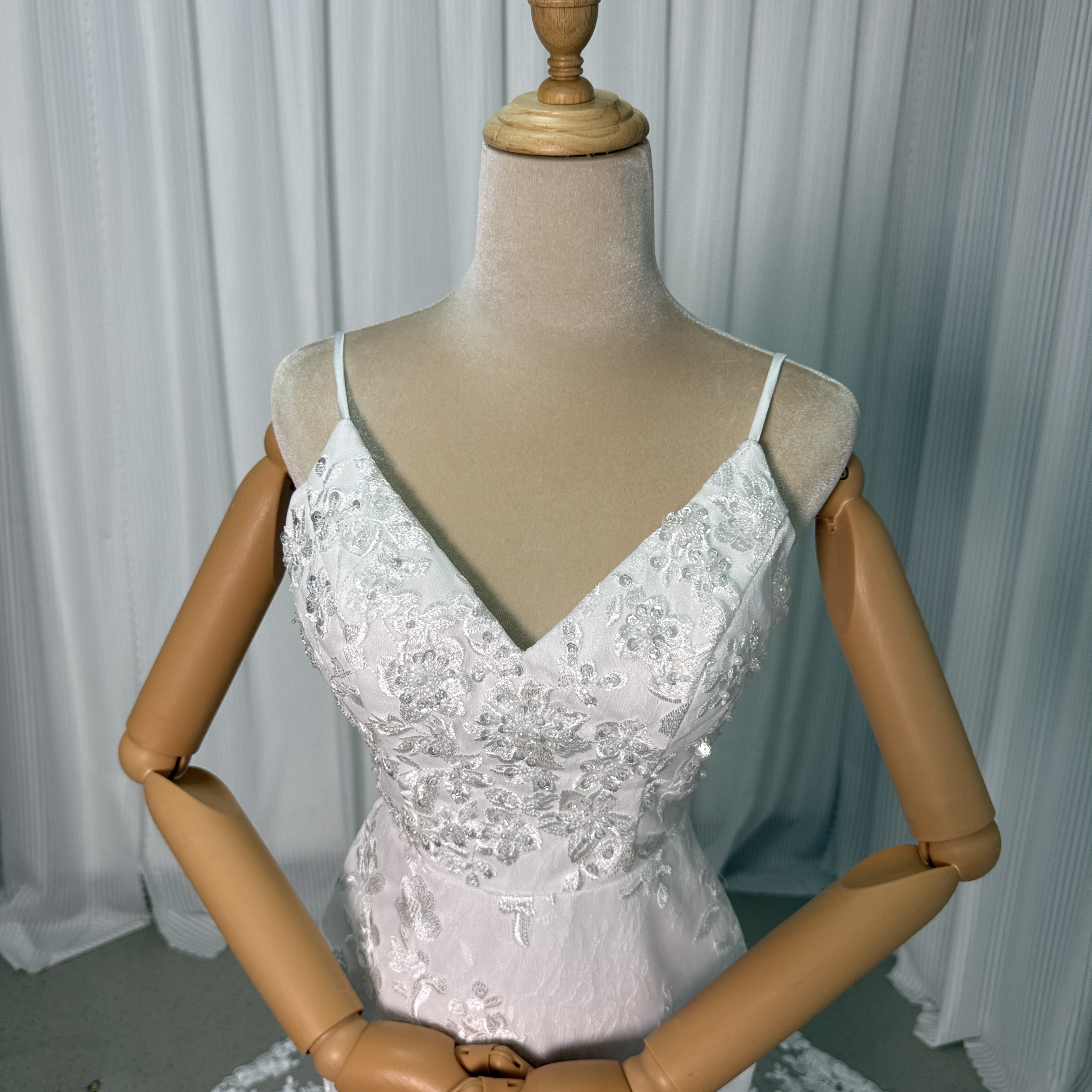 ウェディングドレス 贅沢な小花総レース キャミソール Vネック マーメイドライン 華やかなトレーン 披露宴